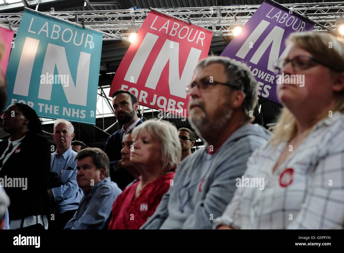 Londres, Royaume-Uni. 22 Juin, 2016. Leader du travail Jeremy Cobyn MP, ainsi que le maire de Londres Sadiq Khan adresse une foule de membres du travail pour obtenir le soutien pour la campagne en Shaw-Baker Crédit : Jay/Alamy Live News Banque D'Images