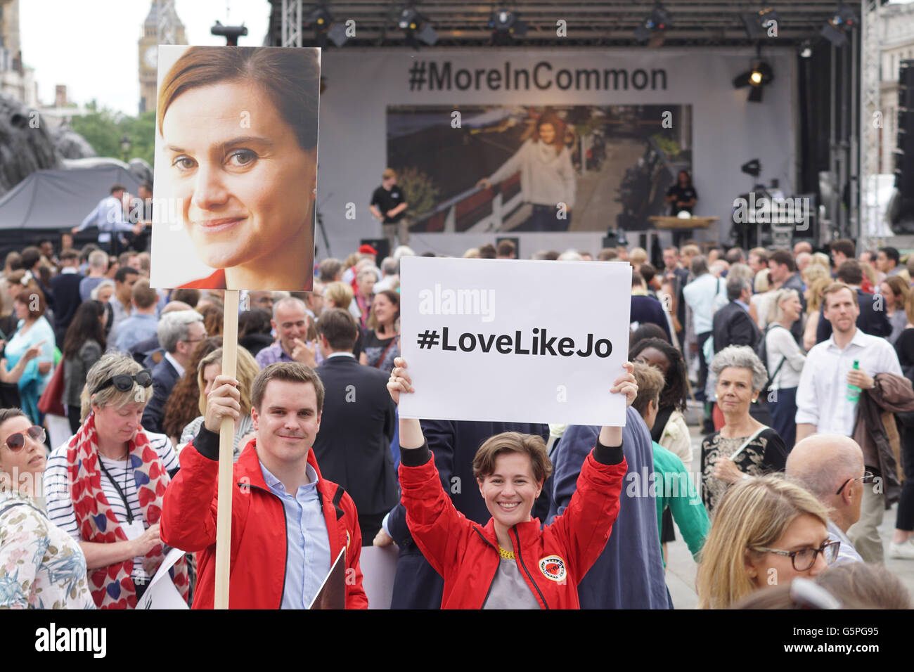 Londres, Angleterre, Royaume-Uni. 22 Juin, 2016. Rend hommage aux milliers de souvenirs à Jo Cox plus en commun et à célèbre Jo Cox anniversaire elle sera 42 à Trafalgar Square, Londres. Credit : Voir Li/Alamy Live News Banque D'Images