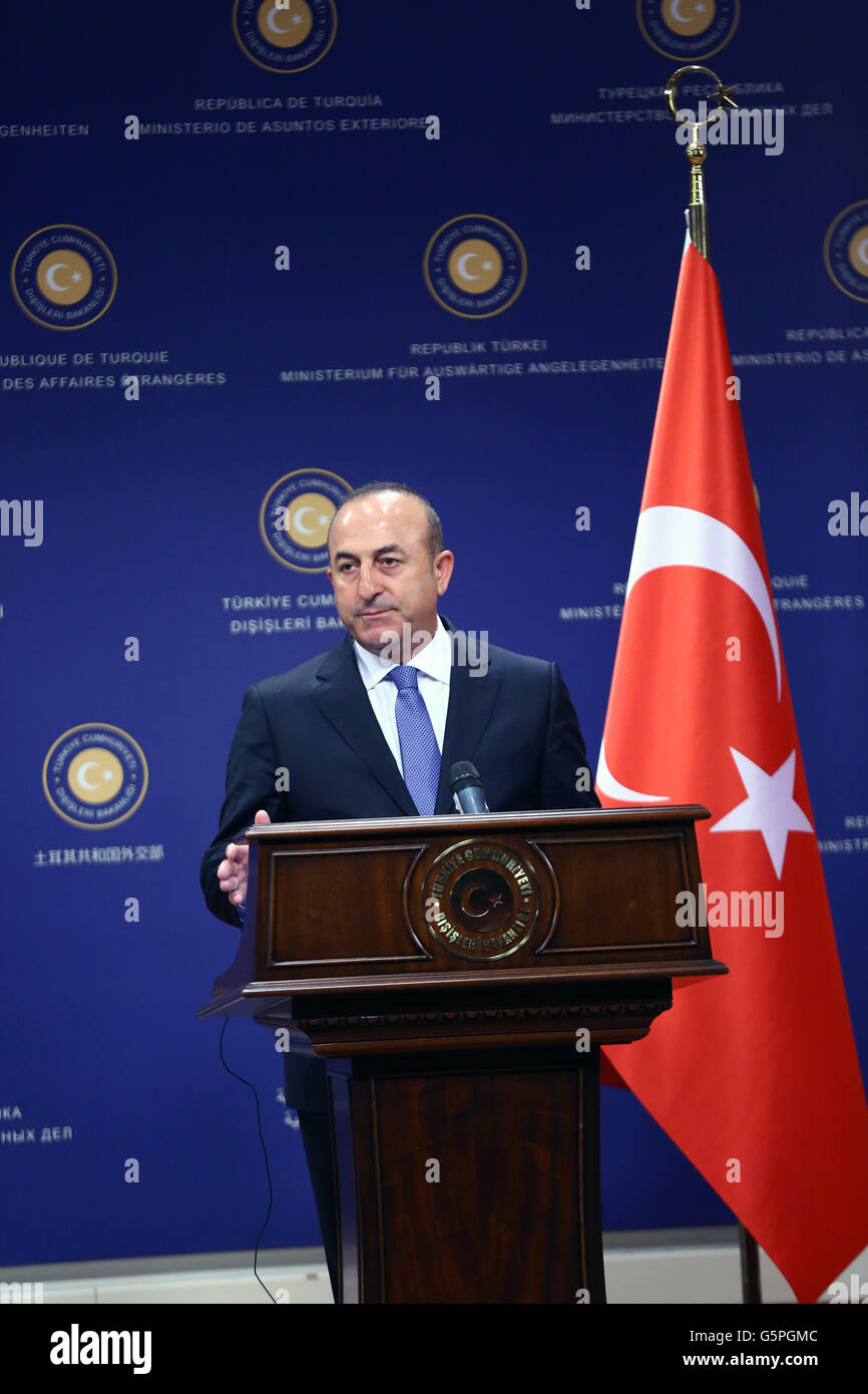 Ankara. 22 Juin, 2016. Le Ministre turc des affaires étrangères, Mevlut Cavusoglu assiste à une conférence de presse conjointe avec son homologue de l'Administration chypriote turque Tahsin Ertugruloglu à Ankara, Turquie le 22 juin 2016. Parvenir à la normalisation des rapports avec Israël dépend de mesures prises par Tel Aviv, le ministre turc des affaires étrangères, Mevlut Cavusoglu a dit mercredi, ajoutant que les pourparlers entre les deux pays sont en cours. Credit : Mustafa Kaya/Xinhua/Alamy Live News Banque D'Images