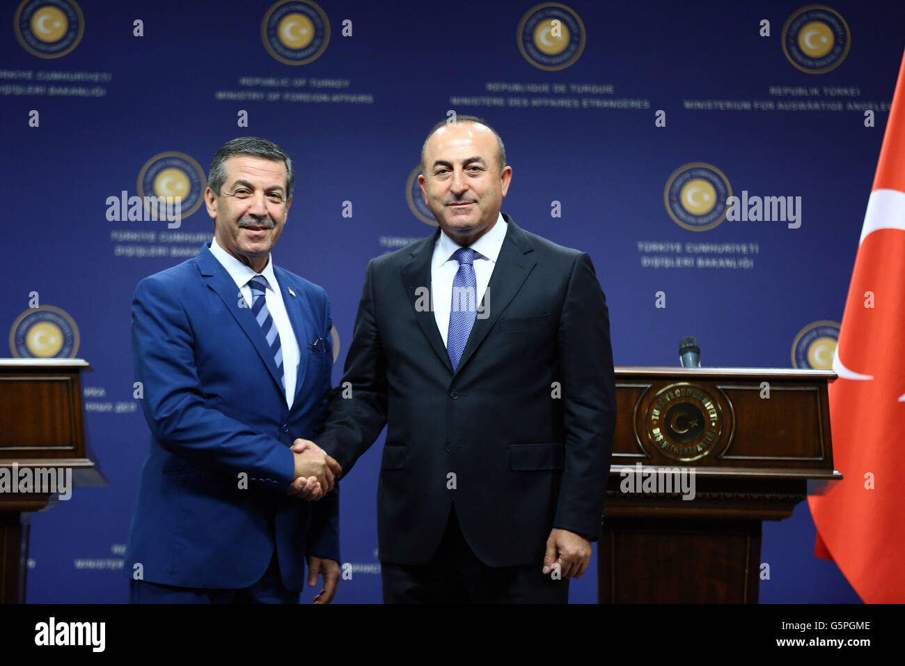 Ankara. 22 Juin, 2016. Le Ministre turc des affaires étrangères, Mevlut Cavusoglu (R) participe à une conférence de presse conjointe avec son homologue de l'Administration chypriote turque Tahsin Ertugruloglu à Ankara, Turquie le 22 juin 2016. Parvenir à la normalisation des rapports avec Israël dépend de mesures prises par Tel Aviv, le ministre turc des affaires étrangères, Mevlut Cavusoglu a dit mercredi, ajoutant que les pourparlers entre les deux pays sont en cours. Credit : Mustafa Kaya/Xinhua/Alamy Live News Banque D'Images