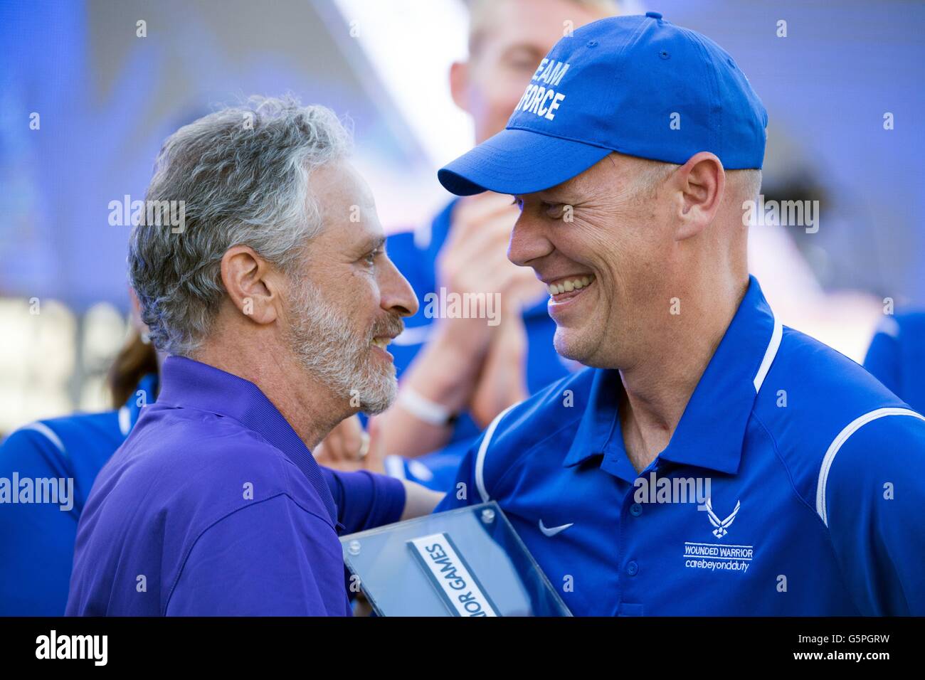 Le comédien Jon Stewart présente le capitaine à la retraite Chris Cochrane médicalement le coeur de l'équipe de prix au nom de l'équipe de la Force aérienne au ministère de la Défense 2016 Warrior Jeux au cours de cérémonies de clôture à l'Académie militaire des États-Unis le 21 juin 2016 à West Point, New York. Banque D'Images