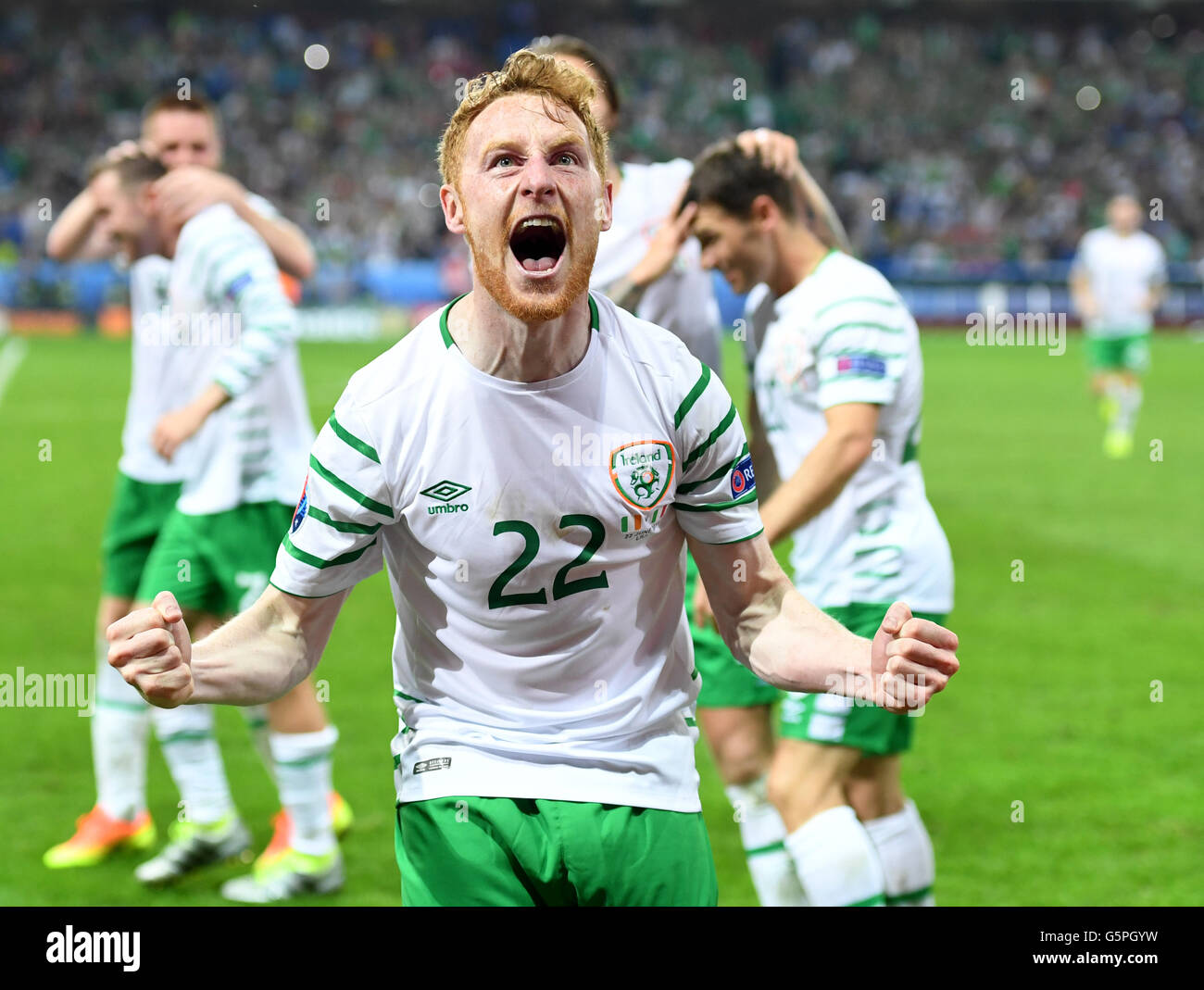 Lille, France. 22 Juin, 2016. L'Irlande Stephen Quinn célèbre après avoir remporté l'avant-match entre l'Italie et l'Irlande au stade Pierre Mauroy à Lille, France, 22 juin, 2016. Photo : Marius Becker/dpa/Alamy Live News Banque D'Images