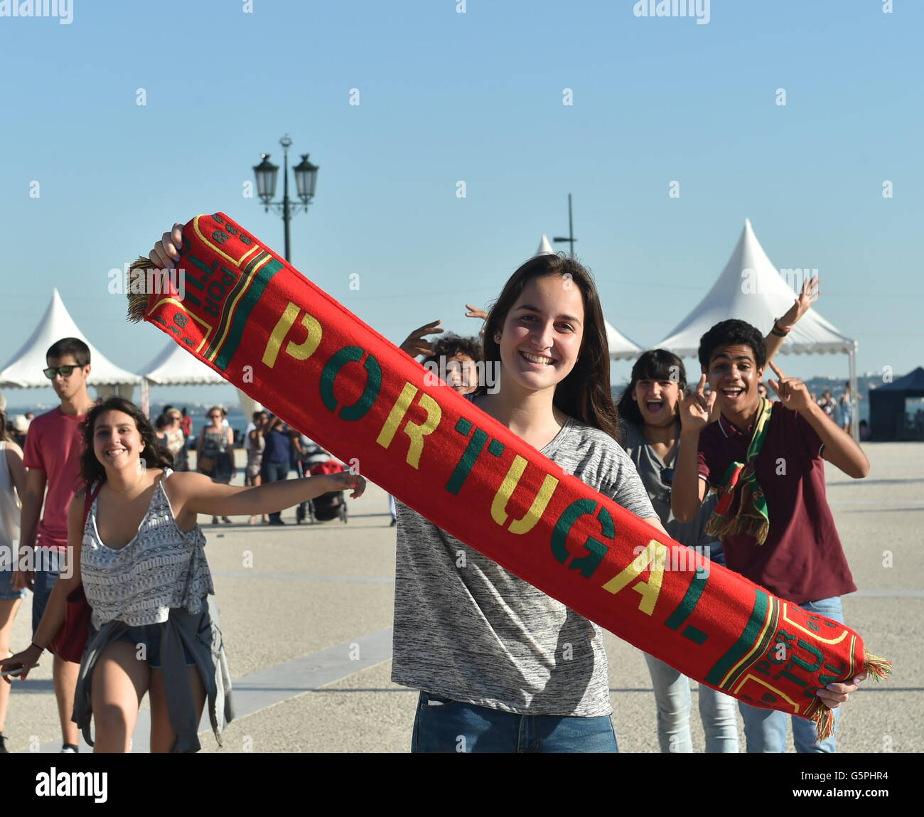 Lisbonne. 22 Juin, 2016. Les partisans de l'équipe de football du Portugal réagir comme ils regarder l'Euro 2016 GROUPE F football match Portugal vs Hongrie sur un écran géant à la place Terreiro do Paco à Lisbonne le 22 juin 2016. Credit : Zhang Liyun/Xinhua/Alamy Live News Banque D'Images