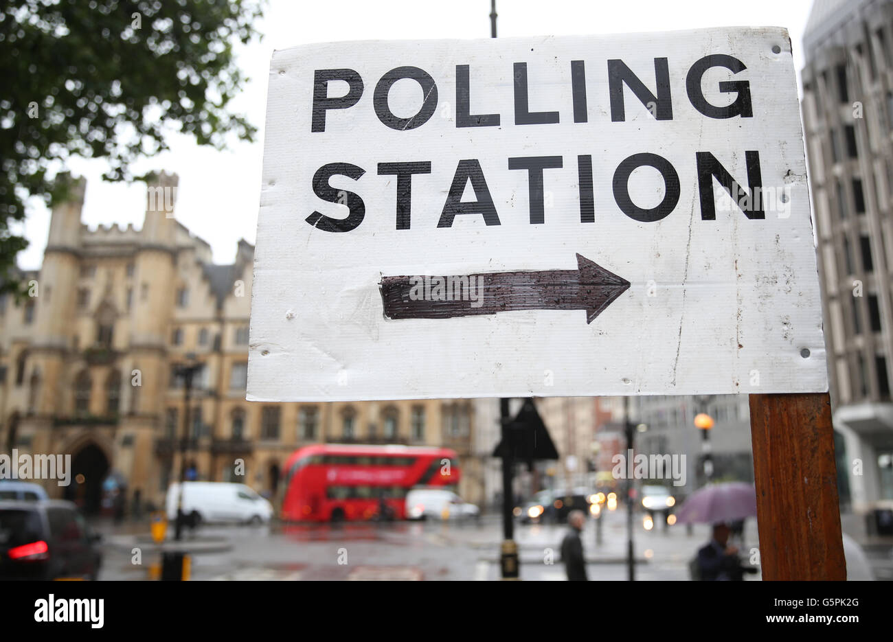 Londres, Royaume-Uni. 23 Juin, 2016. Un panneau 'points' de vote au bureau de vote où le premier ministre britannique David Cameron devrait voter pour le référendum Brexit, à Londres, Royaume-Uni, 23 juin 2016. Les Britanniques sont à voter sur l'opportunité de rester dans l'UE ou en sortir dans le cadre d'un référendum le même jour. Photo : MICHAEL KAPPELER/dpa/Alamy Live News Banque D'Images