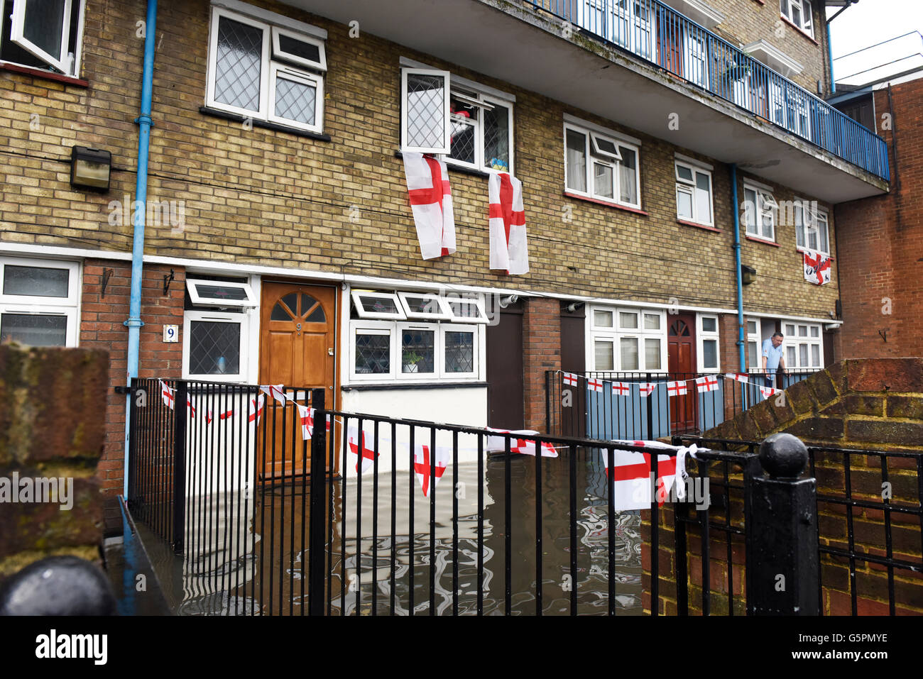 Londres, Royaume-Uni. 23 juin 2016. Fortes pluies à l'origine des inondations dans l'Est de Londres, Canning Town. Maisons inondées pendant le jour du scrutin entraînant une perturbation et de retards pour les résidents locaux qui avaient l'intention d'aller voter pour le référendum de l'Union européenne. Credit : ZEN - Zaneta Razaite / Alamy Live News Banque D'Images