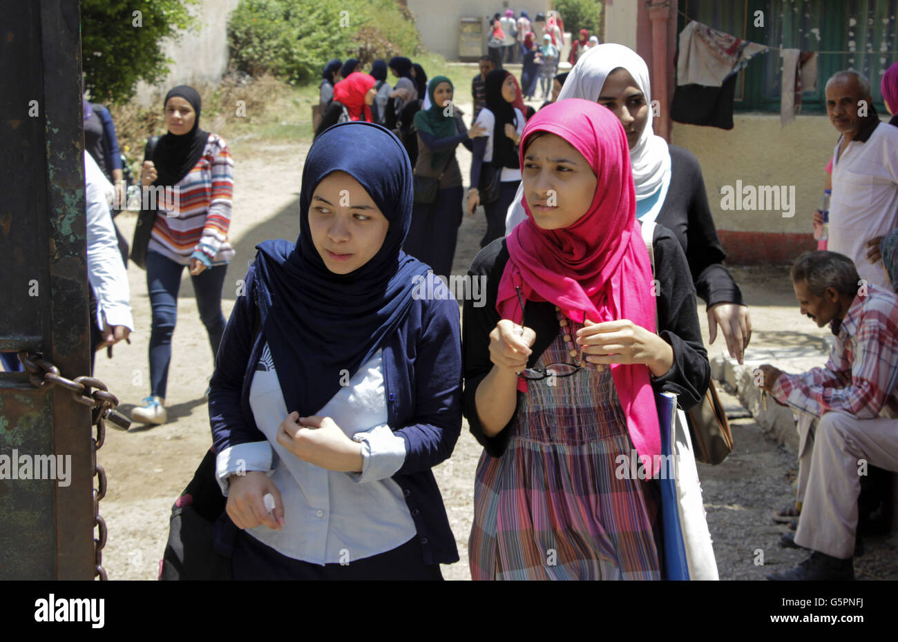 Le Caire, Égypte. 23 Juin, 2016. Les étudiants égyptiens à pied en dehors de leurs études après un diplôme d'examens dans le Caire, Égypte, le 23 juin 2016. Du 5 juin au 28, quelques 560 000 étudiants égyptiens doivent passer ces examens qui mènent à l'enseignement secondaire général égyptien Certificat et servir de l'examen d'entrée pour les universités publiques de l'égyptien Amr © Sayed/APA/Images/fil ZUMA Alamy Live News Banque D'Images