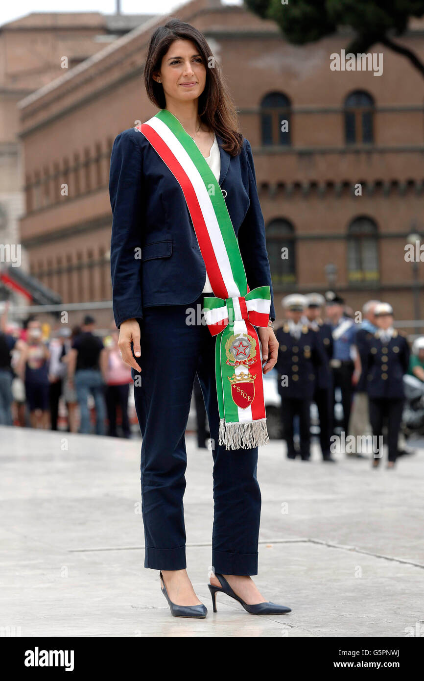 Rome, Italie. 23 Juin 2016.Virginia Raggi. Premières visites officielles pour le nouveau maire de Rome. Tombe du Soldat inconnu : Crédit Insidefoto/Alamy Live News Banque D'Images