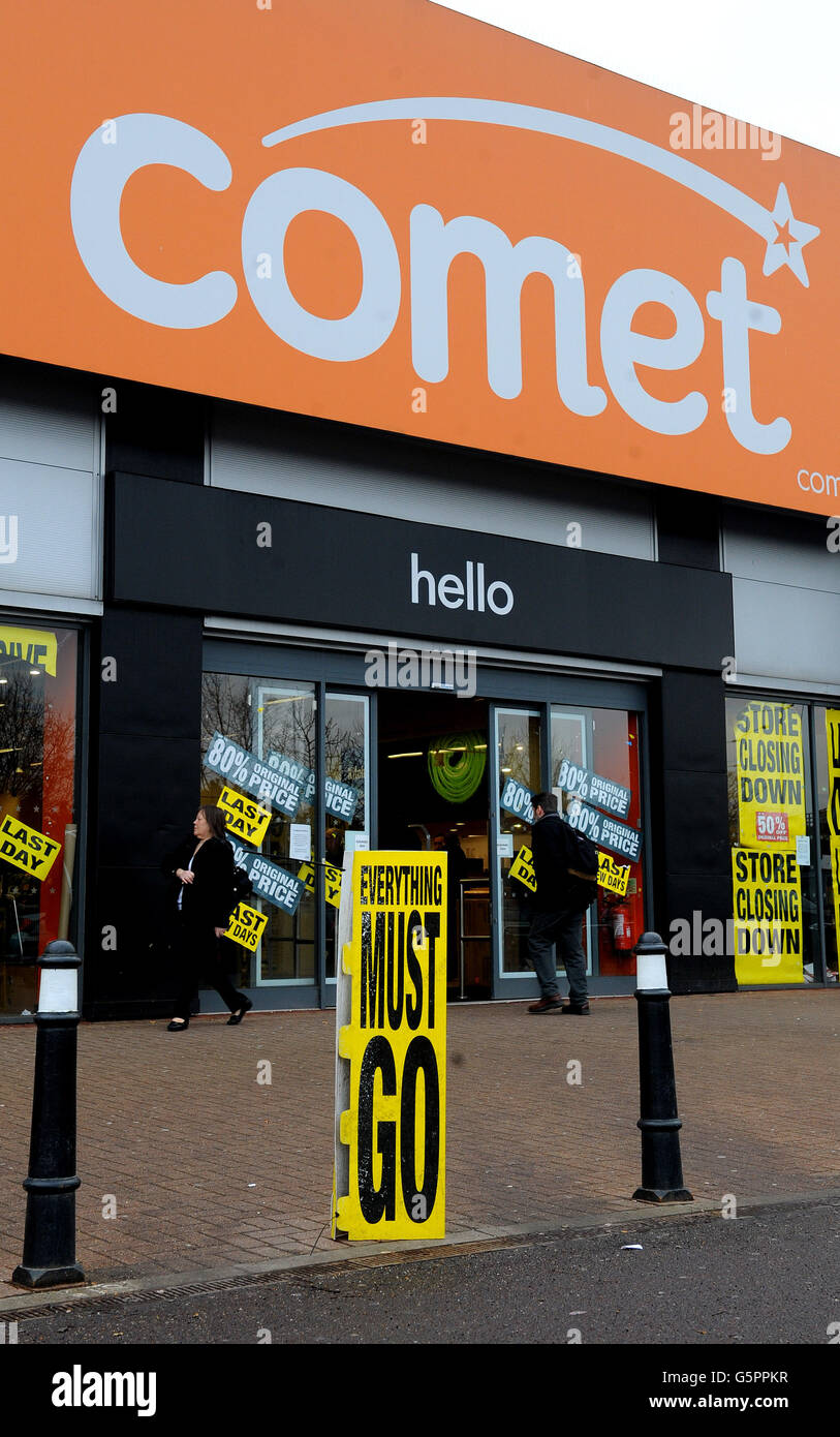 Les derniers articles sont vendus dans un magasin Comet de Romford, Essex. APPUYEZ SUR ASSOCIATION photo. Date de la photo: Mardi 18 décembre 2012. Les derniers magasins de Comet fermera leurs magasins pour la dernière fois aujourd'hui, alors que la chaîne de rue haute devient la dernière victime de grande envergure. La fermeture du dernier groupe de 49 magasins de l'ancien domaine de 235 personnes vient sept semaines après la nomination de Deloitte à titre d'administrateur. L'effondrement de l'entreprise, fondée à Hull en 1933 et qui employait environ 6,895 personnes au moment de son effondrement, est l'une des plus grandes faillites de rue depuis la disparition de Banque D'Images