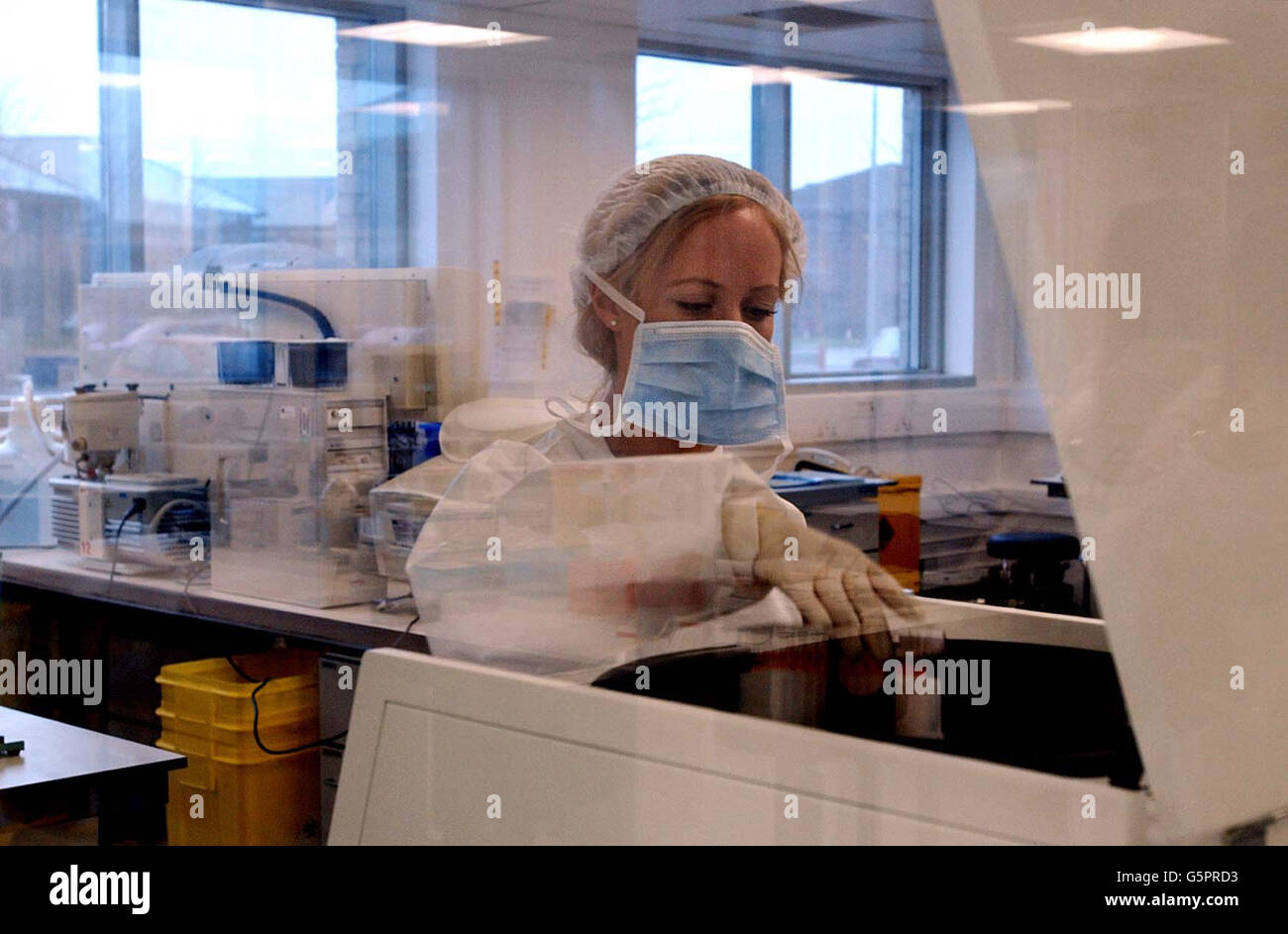 Travaux en cours aux laboratoires du Forensic Science Service de Birmingham, qui ont été visités par le ministre de l'intérieur David Blunkett. Banque D'Images