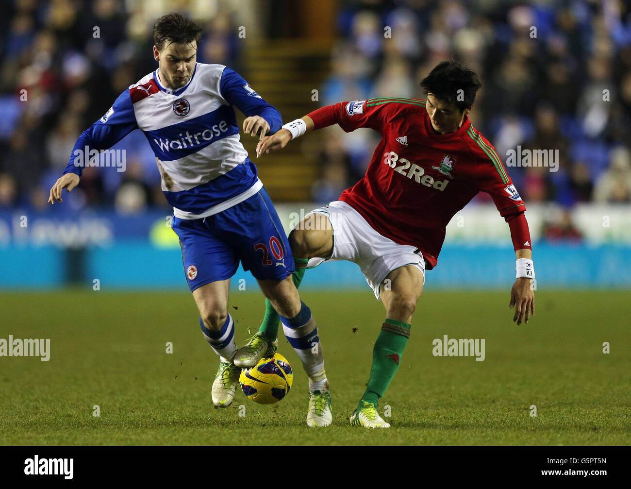 Danny Guthrie de Reading et Ki Sung-Yueng de Swansea City (à droite) se battent pour le ballon lors du match de la Barclays Premier League au Madejski Stadium, Reading. Banque D'Images