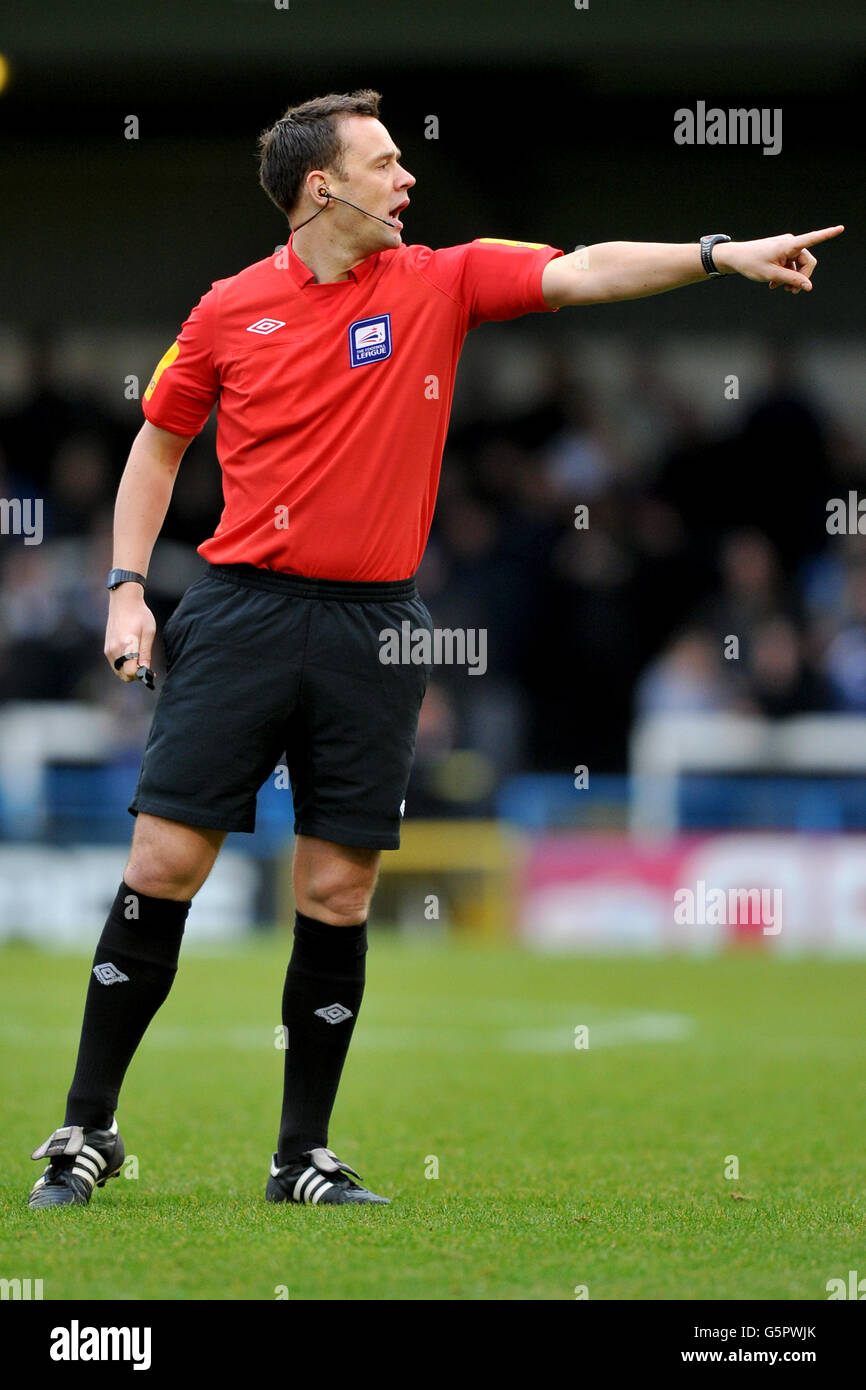 Football - npower football League 2 - Rochdale / Rotherham United - Spotland.Arbitre Stuart Attwell Banque D'Images