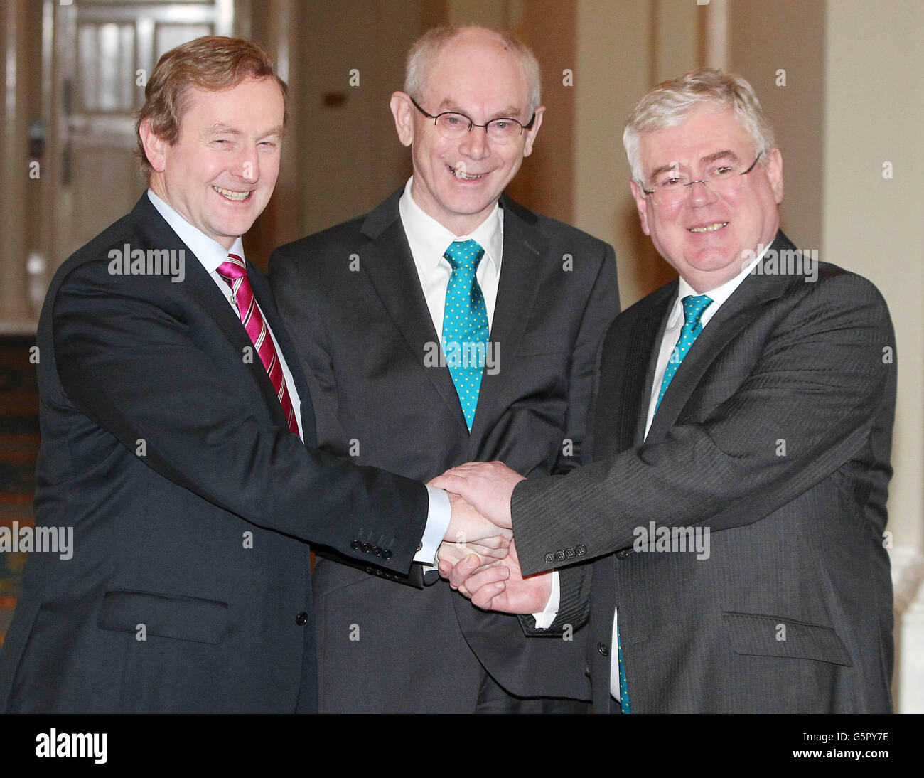 Taoiseach Enda Kenny (à gauche) et Tanaiste et ministre des Affaires étrangères et du Commerce, Eamon Gilmore (à droite), souhaitent la bienvenue au Président du Conseil européen Herman van Rompuy (au centre) à Dublin, alors que l'Irlande entame ses six mois de présidence de l'UE, le château de Dublin. Banque D'Images