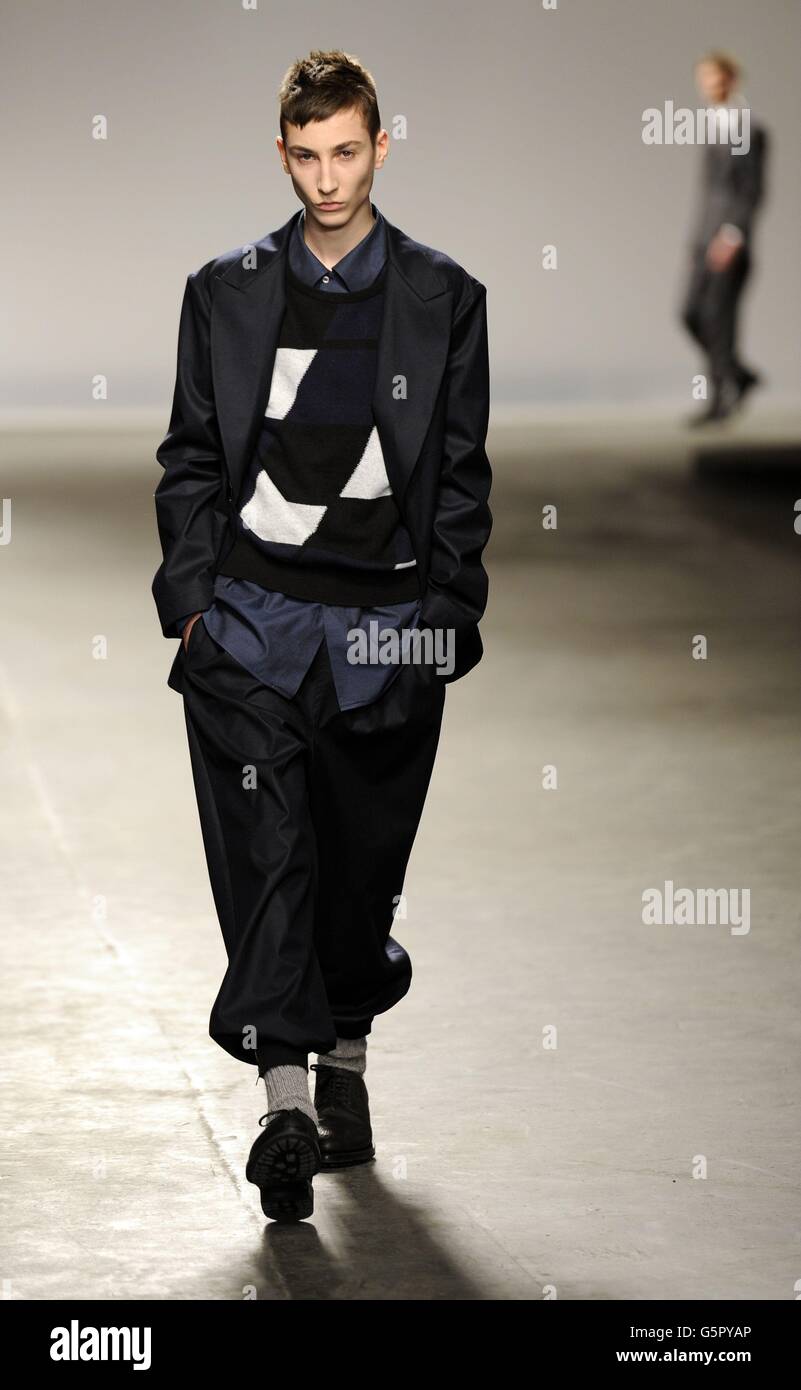 Des modèles apparaissent sur la passerelle lors du spectacle de vêtements pour hommes E. Tautz automne/hiver dans le cadre de l'événement London Collections: Men du British Fashion Council à l'Old Tri Office, Londres. Banque D'Images