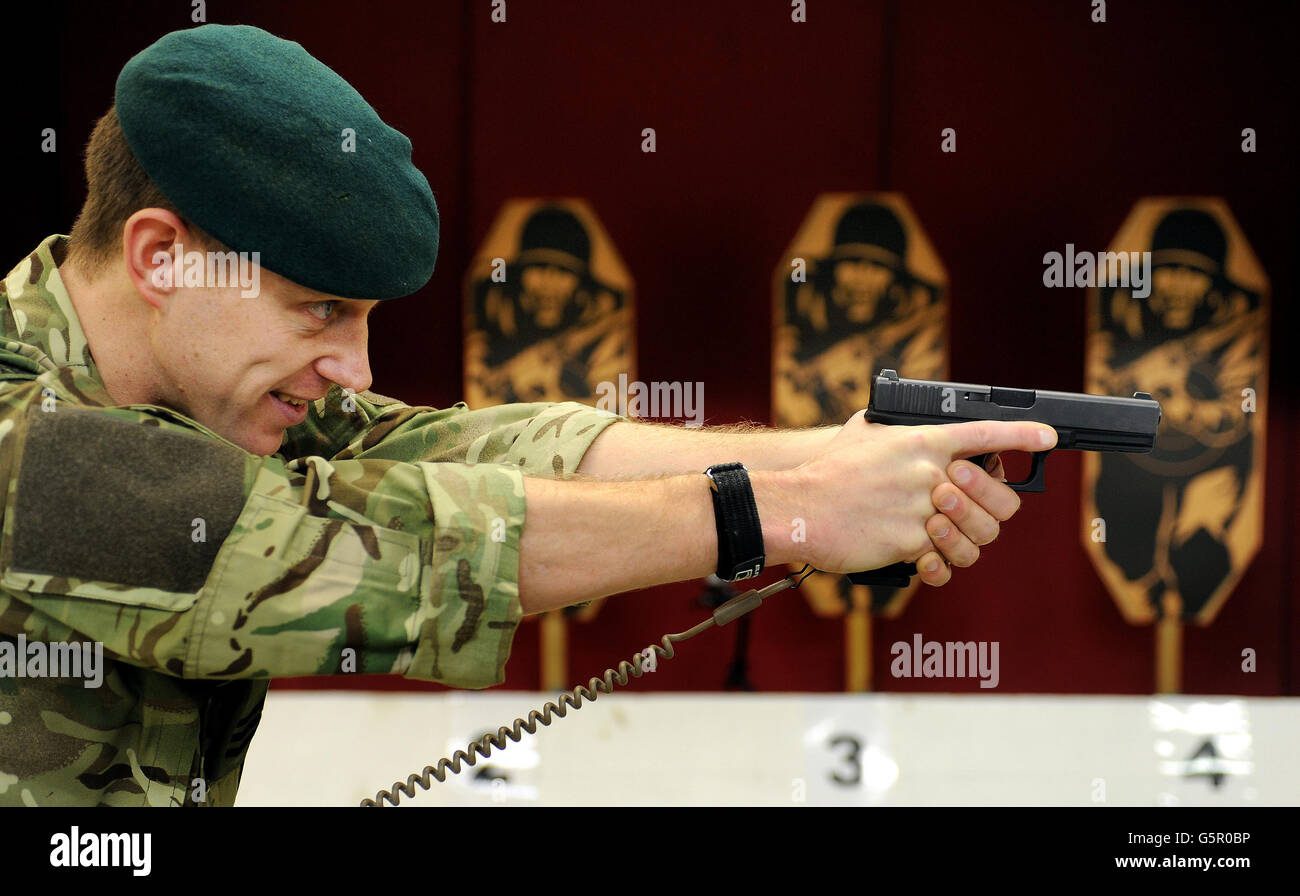 Le Sergent Royal Marine Steve Lord teste un pistolet Glock 17 9mm, sur un stand de tir intérieur à Woolwich Barracks, dans le sud-est de Londres, car le personnel des trois services doit commencer à utiliser les nouvelles pistolets Glock après l'attribution d'un contrat pour remplacer le modèle Browning actuellement utilisé. Banque D'Images