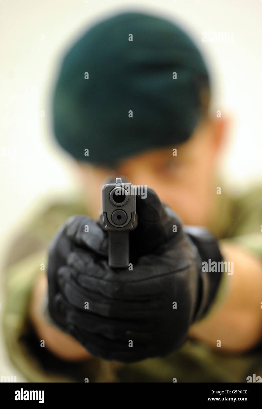 Le Sergent Royal Marine Steve Lord teste un pistolet Glock 17 9mm, sur un stand de tir intérieur à Woolwich Barracks, dans le sud-est de Londres, car le personnel des trois services doit commencer à utiliser les nouvelles pistolets Glock après l'attribution d'un contrat pour remplacer le modèle Browning actuellement utilisé. Banque D'Images