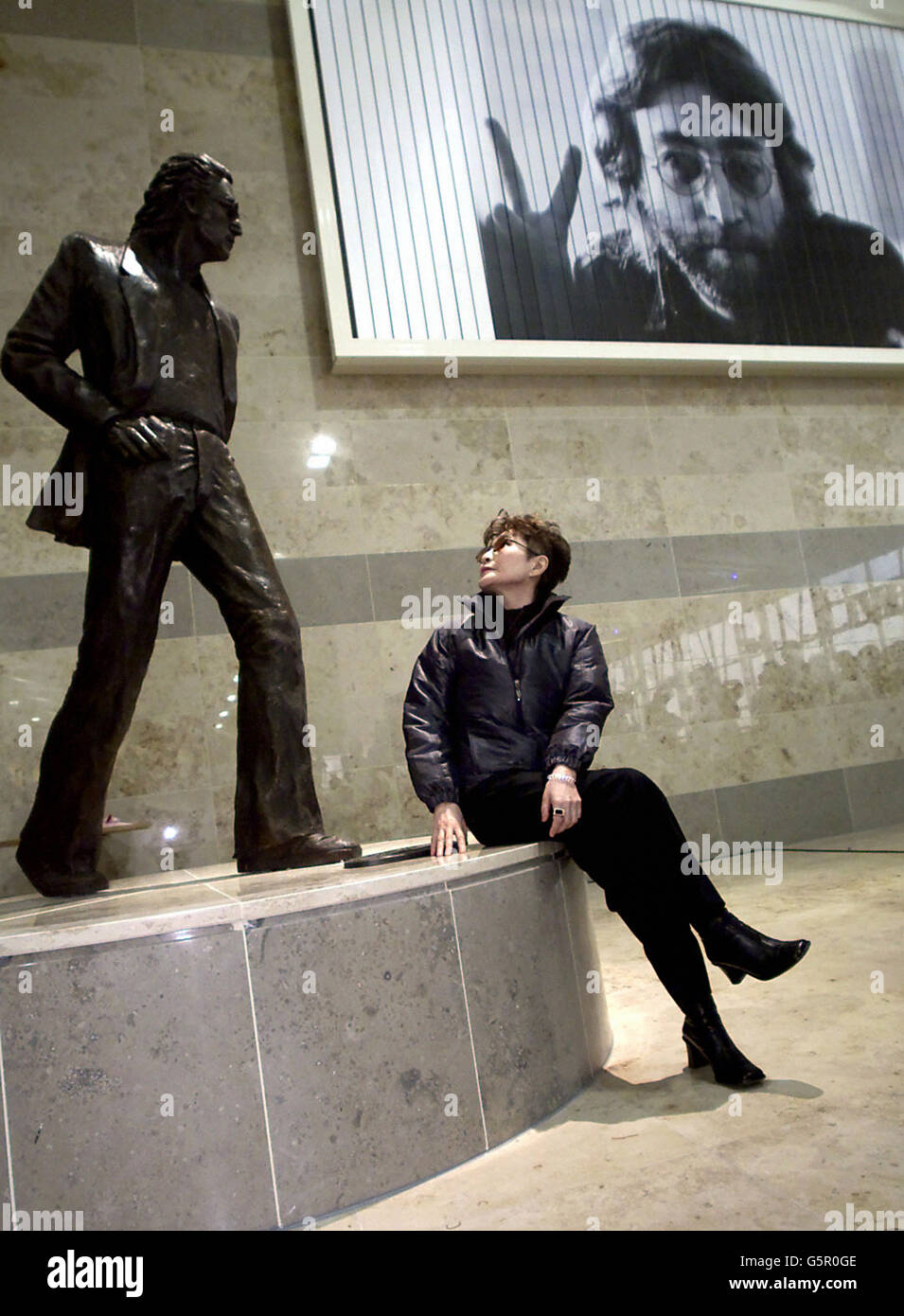 Yoko Ono, veuve de l'ancien Beatle John Lennon, dévoile une statue de son défunt mari sur le concourse supérieur de l'aéroport John Lennon de Liverpool. Elle a été jointe au dévoilement avec Cherie Booth. La statue est l'œuvre du sculpteur Tom Murphy. Banque D'Images