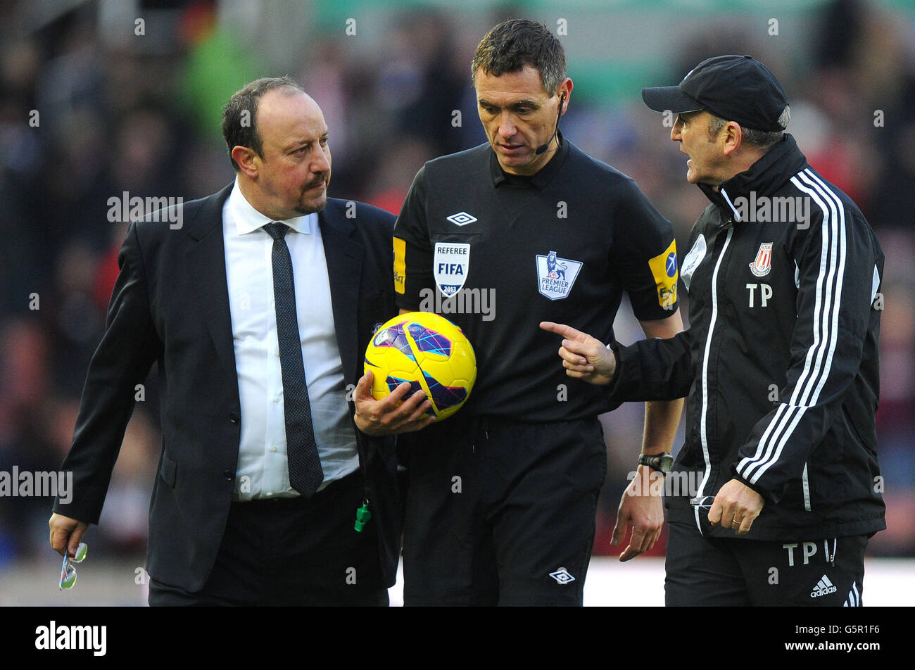 Tony Pulis, directeur de la ville de Stoke, soutient l'arbitre André Mariner et Rafa Benitez, directeur de Chelsea, qui quittent le terrain après la première moitié du match de la Barclays Premier League au Britannia Stadium, Stoke.APPUYEZ SUR PHOTO D'ASSOCIATION.Date de la photo: Samedi 12 janvier 2013.Voir PA Story FOOTBALL Stoke.Le crédit photo devrait se lire: Martin Rickett/PA Wire. Banque D'Images