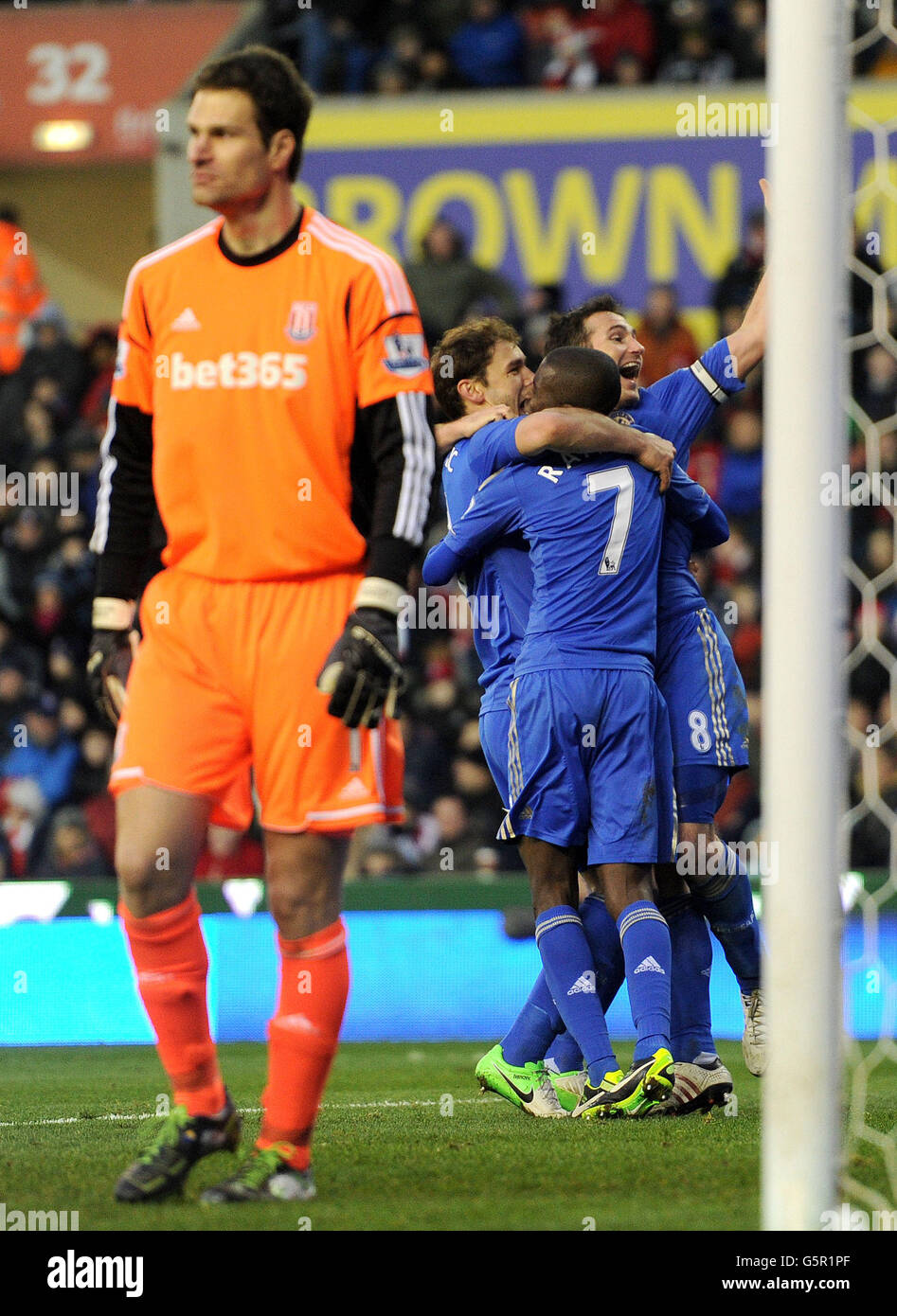 Frank Lampard, de Chelsea, célèbre après le deuxième but de ses équipes, alors que Asmir Begovic, de Stoke City, semble abattu lors du match de la Barclays Premier League au Britannia Stadium, à Stoke.APPUYEZ SUR PHOTO D'ASSOCIATION.Date de la photo: Samedi 12 janvier 2013.Voir PA Story FOOTBALL Stoke.Le crédit photo devrait se lire: Martin Rickett/PA Wire. Banque D'Images