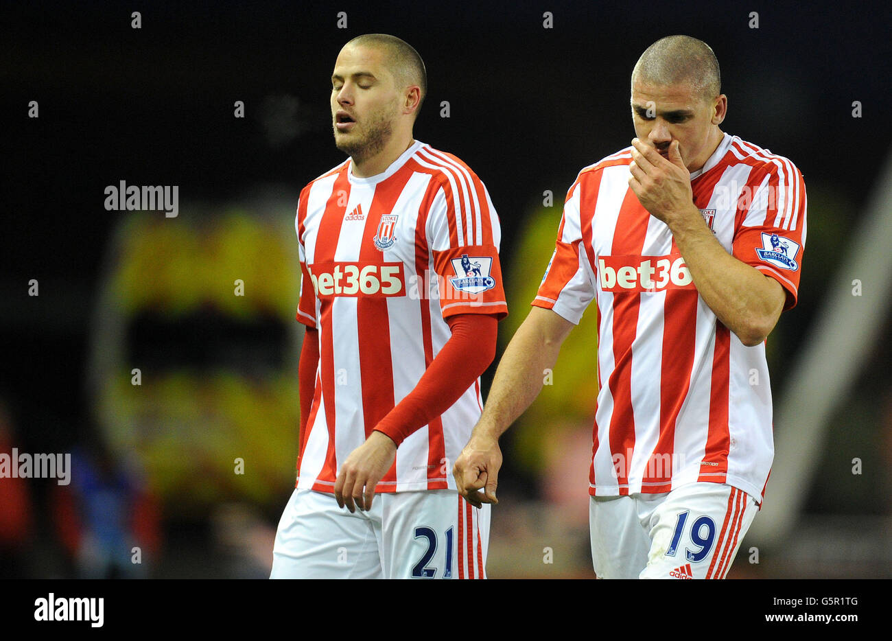 Jonathan Walters de Stoke City (à droite) quitte le terrain au dernier coup de sifflet après avoir obtenu 2 buts et manqué une pénalité lors du match de la Barclays Premier League au Britannia Stadium, Stoke. APPUYEZ SUR PHOTO D'ASSOCIATION. Date de la photo: Samedi 12 janvier 2013. Voir PA Story FOOTBALL Stoke. Le crédit photo devrait se lire: Martin Rickett/PA Wire. Banque D'Images