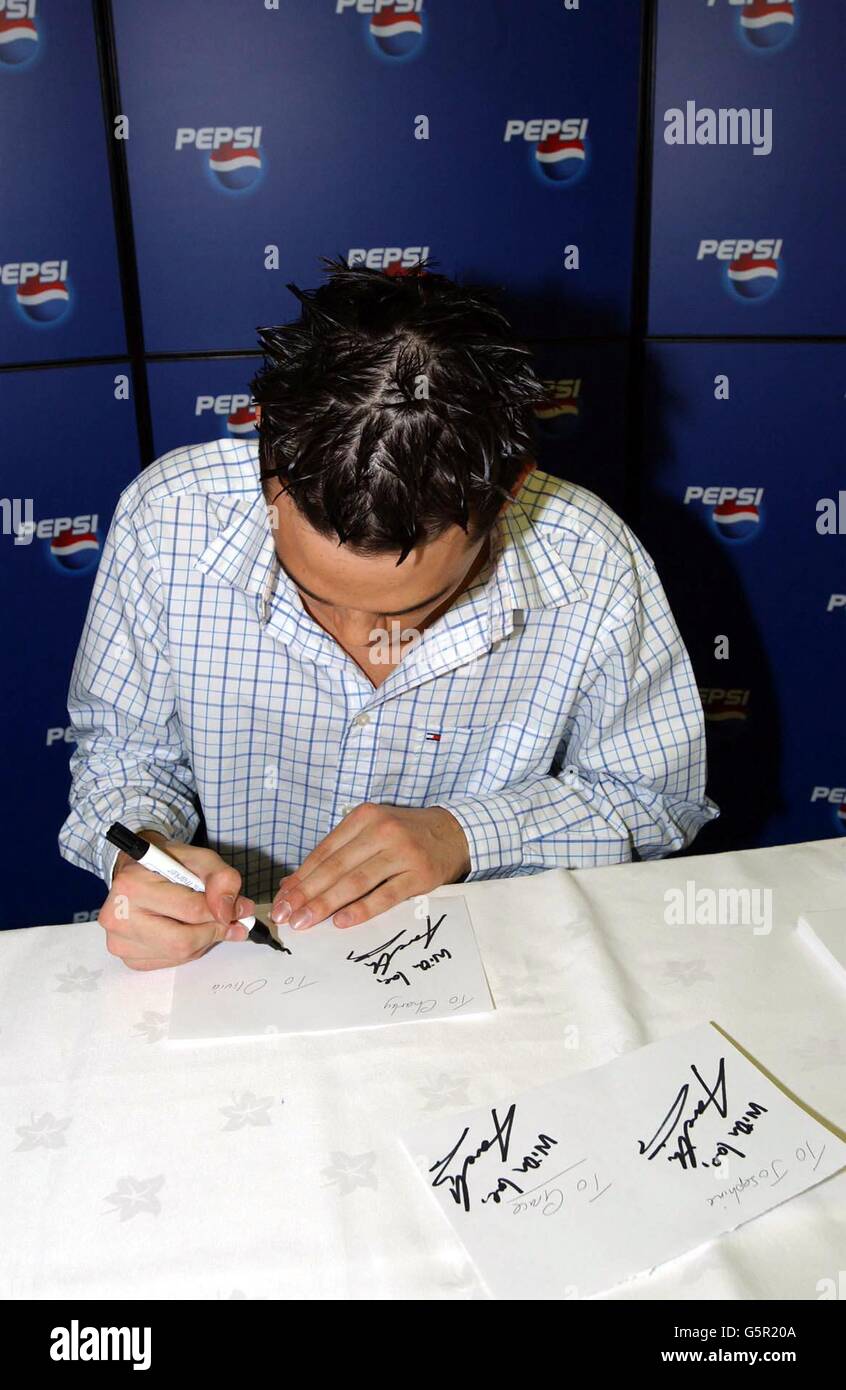 Gareth Gates, finaliste pop Idol, signe des autographes pour les fans lors d'une séance de rencontre avec les Pepsi, lors de la visite en direct des finalistes pop Idol, à l'arène de Londres à Docklands. Banque D'Images
