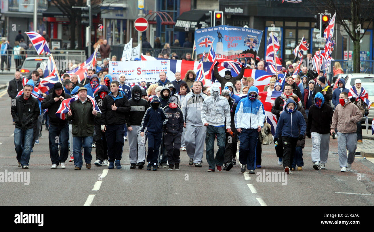 Des loyalistes protestent lors d'une manifestation du drapeau du centre-ville à Belfast. Banque D'Images