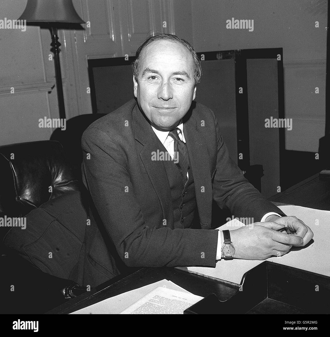M. Roy Jenkins, le nouveau ministre de l'intérieur, à son bureau du Home Office, Whitehall, Londres. Il remplace Sir Frank Soskice, devenu Lord privee Seal, dans le remaniement ministériel de M. Wilson. Banque D'Images