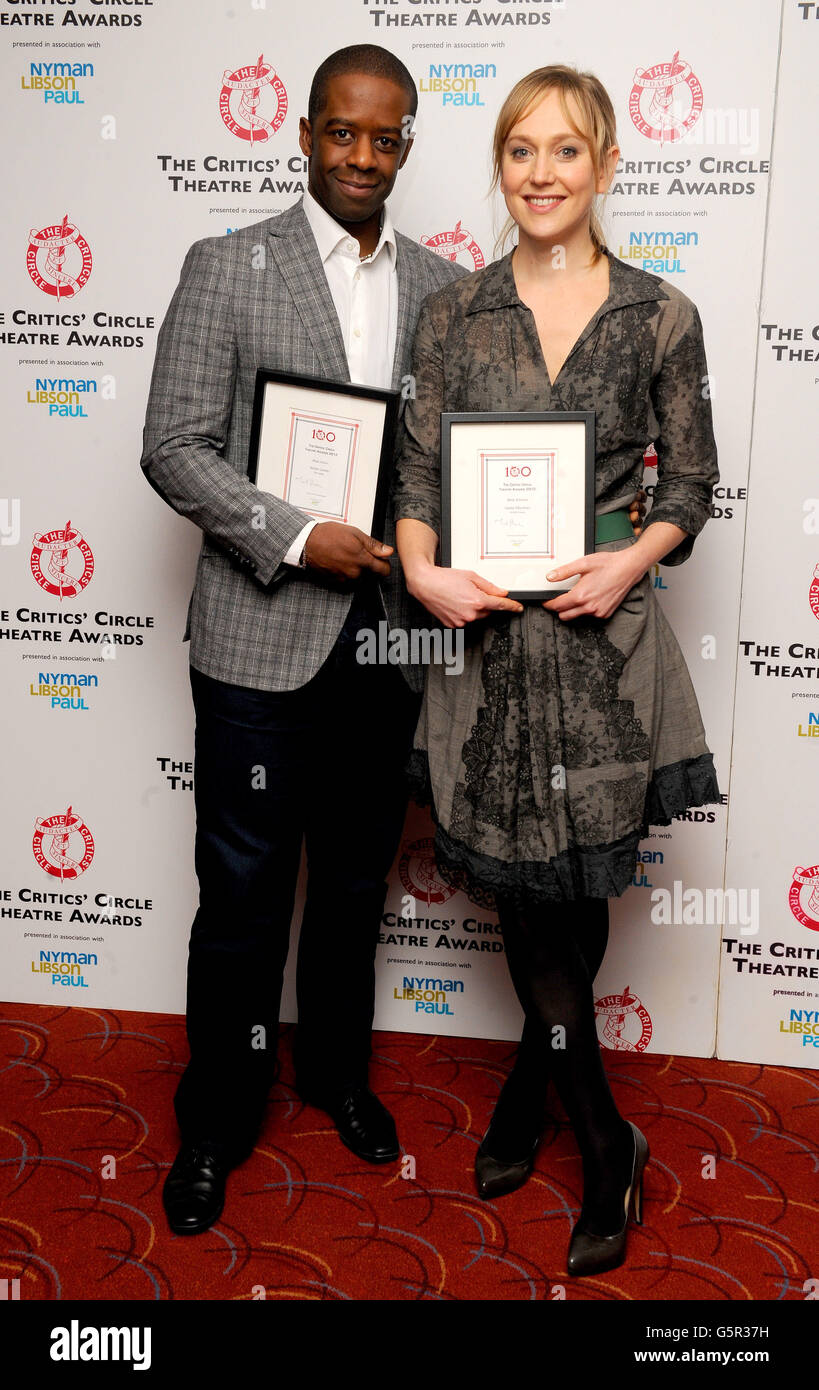 Adrian Lester et Hattie Morahan après avoir remporté les prix du meilleur acteur et de l'actrice lors des prix du critique du Circle Theatre, au Prince of Wales Theatre de Londres. Banque D'Images