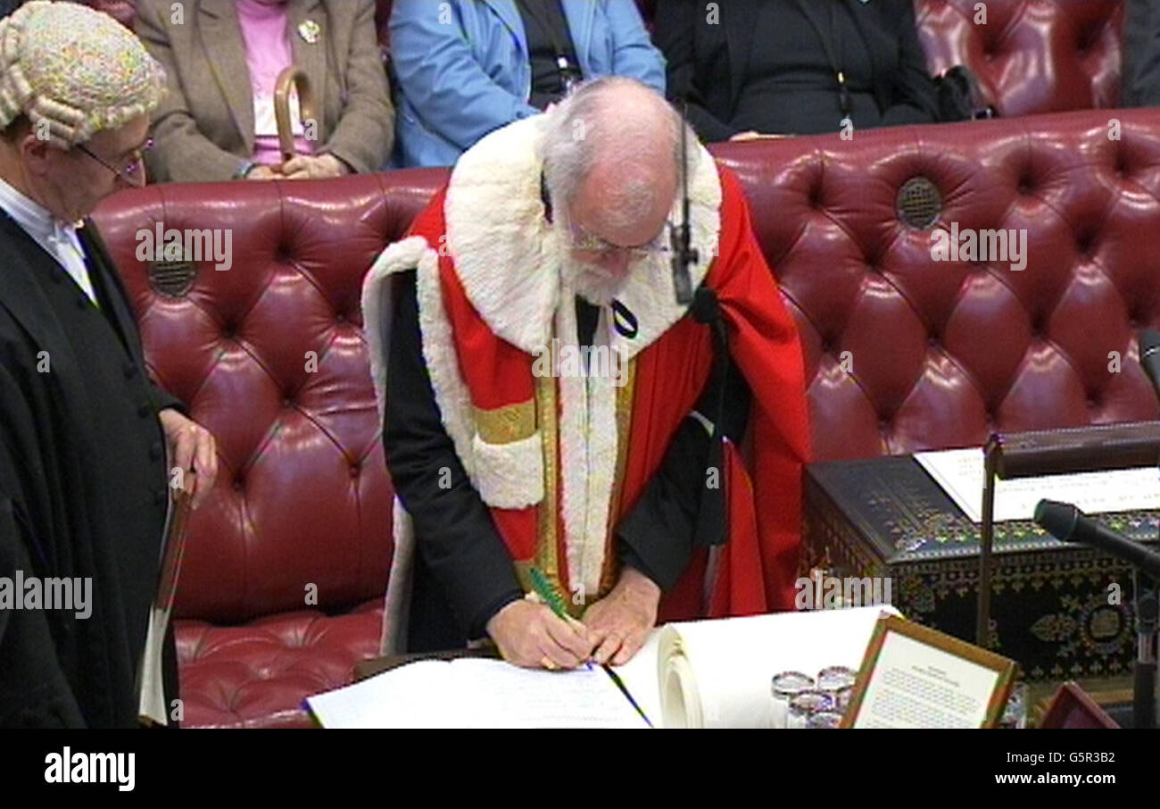 L'ancien archevêque de Canterbury le Dr Rowan Williams est assermenté à la Chambre des lords comme pair à vie lors d'une cérémonie d'introduction à la Chambre des Lords, à Londres. Banque D'Images