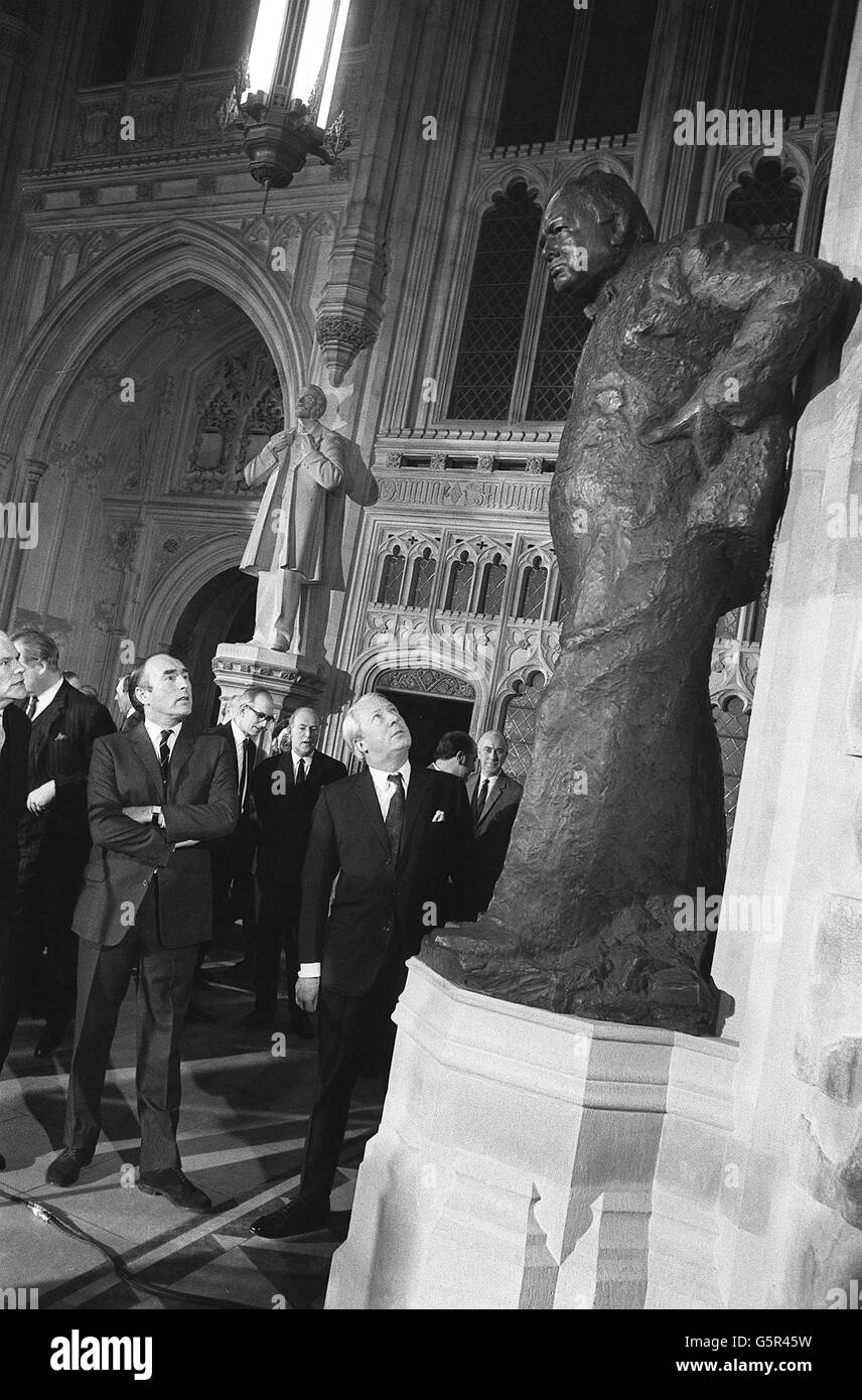 MP à Shrewsbury dévoilement de la statue de Churchill Banque D'Images