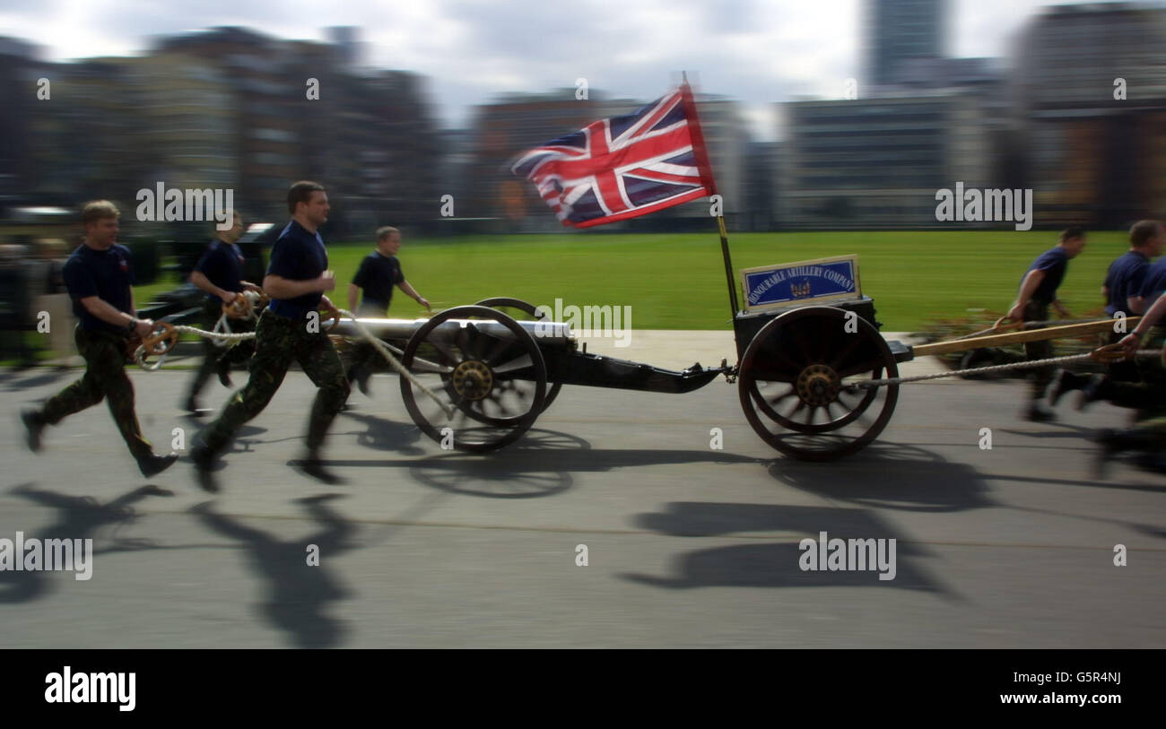 Le régiment de l'armée territoriale l'honorable Artillerie Company (HAC), qui tentera de tirer un canon de 2,000 livres d'artillerie de campagne et un wagon-limousine pour une distance de marathon (26.5 milles) le 13 avril, s'entraîner dans le centre de Londres. * ... L'argent qu'ils amaront servira à l'éducation du fils de l'un de leurs membres, Simon Turner, après qu'il ait été tué lors des attaques terroristes du 11 septembre à New York, alors que sa femme Elizabeth était enceinte. Banque D'Images