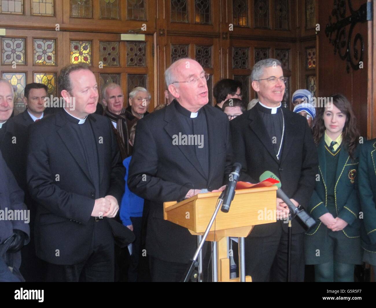 Le cardinal Sean Brady (au centre) annonce sa retraite, prévue en 2015, accompagnée de Monseigneur Eamon Martin (à gauche) et de Papal Nuncio Charles Brown (à droite). Banque D'Images