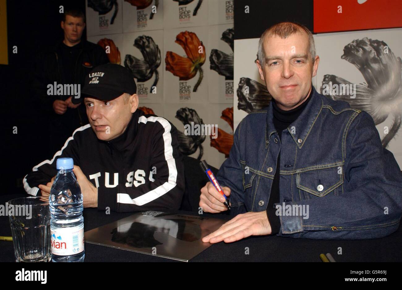 Chris Lowe (à gauche) et Neil Tennant du PET Shop Boys signent des copies de leur dernier album « Release », à Virgin Megastore à Oxford Street, Londres. Banque D'Images