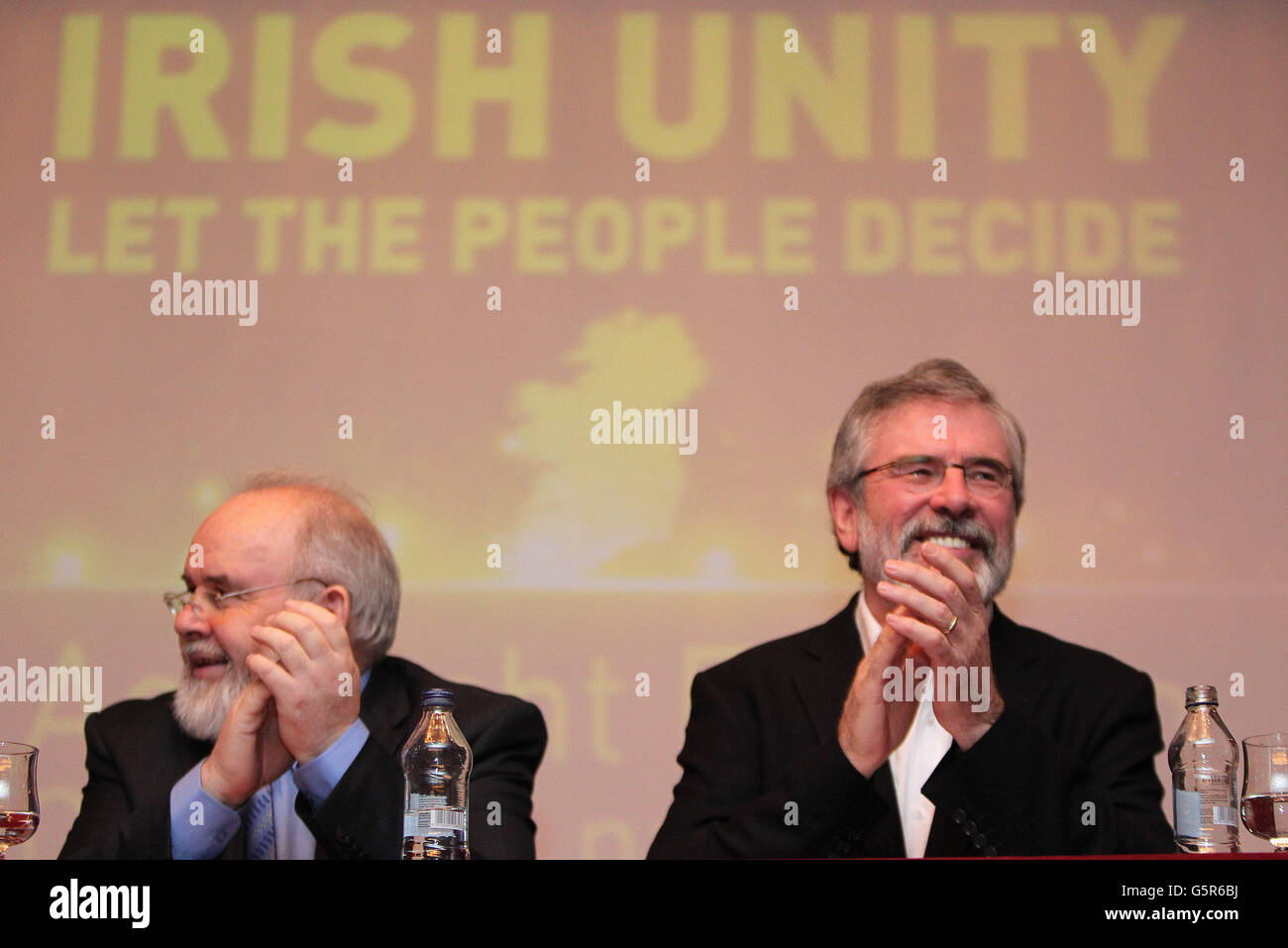 Le député de Sinn Fein, Francie Molloy (à gauche) et le président Gerry Adams, qui ont appelé les gouvernements irlandais et britannique à fixer une date pour un scrutin frontalier et à laisser les citoyens d'Irlande du Nord voter sur une Irlande unie, lors d'un discours clé non à l'hôtel Regency de Dublin aujourd'hui. Banque D'Images