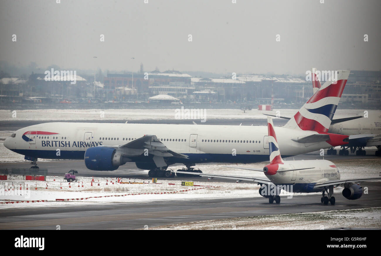 Les avions prennent le décollage et le taxi à l'aéroport d'Heathrow pendant que le temps d'hiver a continué à travers le Royaume-Uni. Banque D'Images