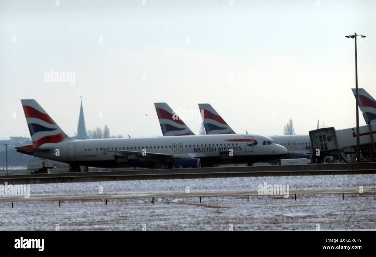 Les avions prennent le décollage et le taxi à l'aéroport d'Heathrow pendant que le temps d'hiver a continué à travers le Royaume-Uni. Banque D'Images