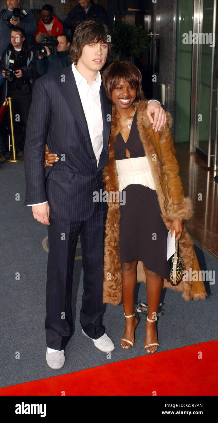 Les présenteurs de télévision Vernon Kay et June Sarpong arrivent pour les Mirror Pride of Britain Awards, à l'hôtel Hilton de Park Lane, Londres Banque D'Images