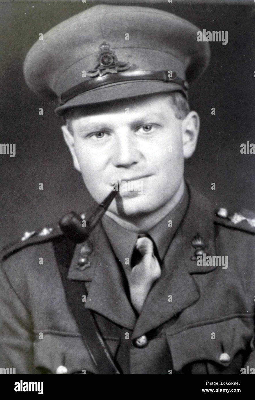 Collectez une photo du major Robert Kiln, qui a atterri avec un fusil automoteur sur les plages de Ver-sur-Mer en France pendant les débarquements du débarquement en 1944.* ...À la mémoire de son père et des autres qui se sont battus pendant les atterrissages du jour J Matthew Kiln, 46 a pris une arme automotrice Sextant à bord d'un ferry à Portsmouth lors de son voyage pour la faire don au musée Ver sur Mer en Normandie.Le char sera placé au-dessus de Gold Beach - le lieu d'une importante vague de l'invasion britannique du débarquement à laquelle le père de M. Kiln, Robert, décédé en 1997 à l'âge de 77 ans, a participé.Maintenant pour commémorer le courage de Banque D'Images