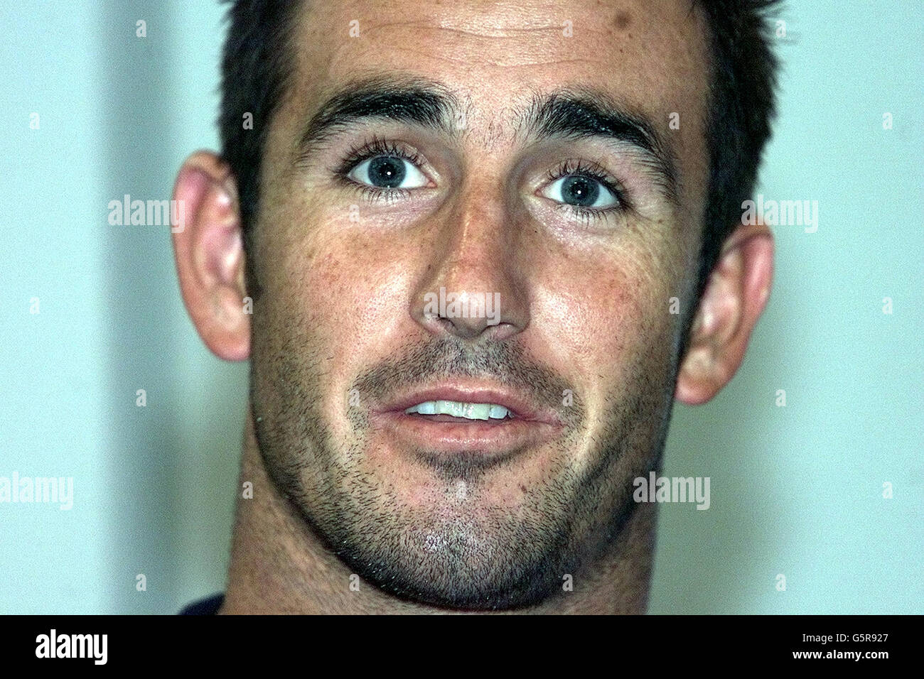 Andrew Johns, le capitaine du Chevalier de Newcastle, pose pour les  photographes lors d'un appel de presse pour la prévisualisation du défi du  club mondial de la Ligue de rugby au stade