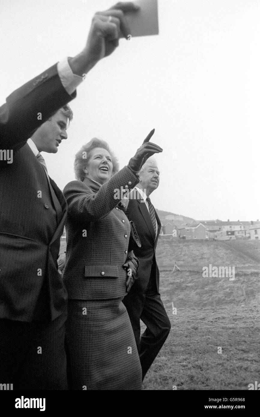 La première ministre Margaret Thatcher et le secrétaire gallois Peter Walker de Clydach Vale dans la vallée de Rhondda, où elle a vu des terres élictes être récupérées dans le cadre d'un développement industriel. Banque D'Images