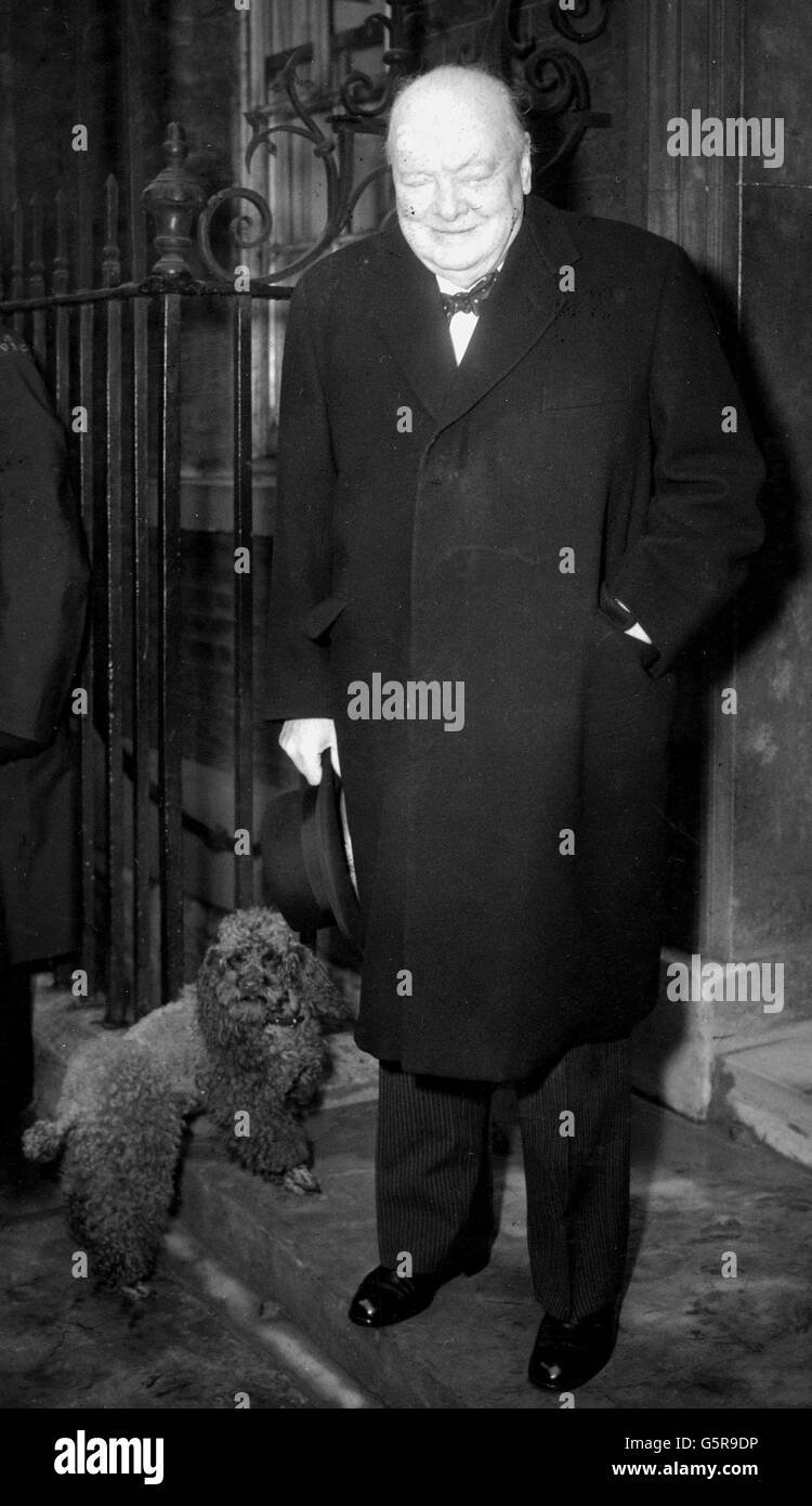 Le premier ministre britannique Sir Winston Churchill, KG, avec son animal de compagnie Rufus, arrive au 10, Downing Street. * le cousin de Sir Winston Churchill qui a épousé le bolchevisme et l'amour libre a divulgué les détails d'une conversation avec l'ancien Premier ministre britannique à un officier de renseignement russe, des documents secrets ont révélé. Clare Sheridan, journaliste, auteure et sculpteur, a consacré toute son énergie à la promotion des régimes soviétiques, selon des documents datant des années 1920. Banque D'Images