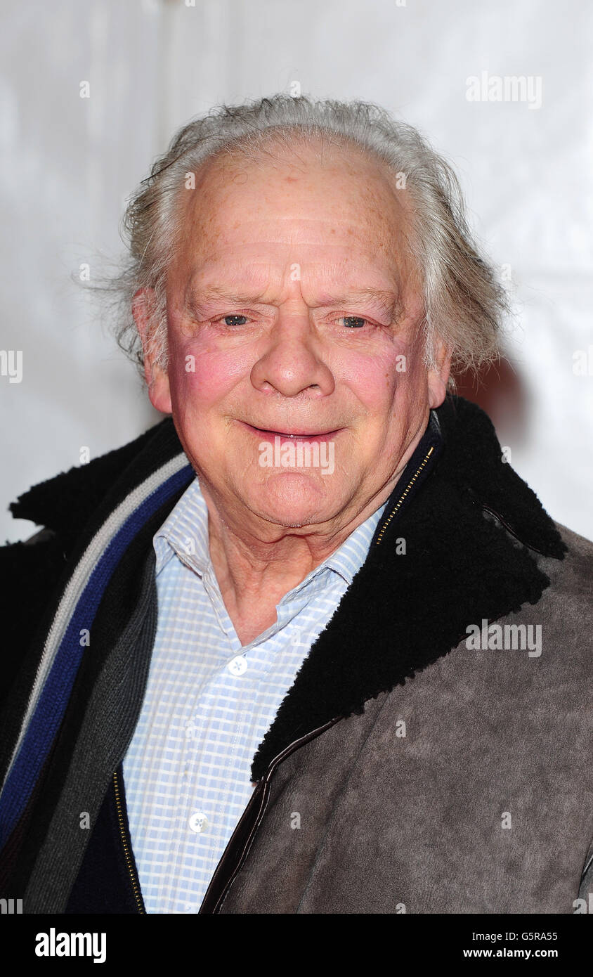 David Jason arrive à la soirée d'ouverture du nouveau spectacle Kooza du Cirque de Soleil au Royal Albert Hall de Londres. Banque D'Images