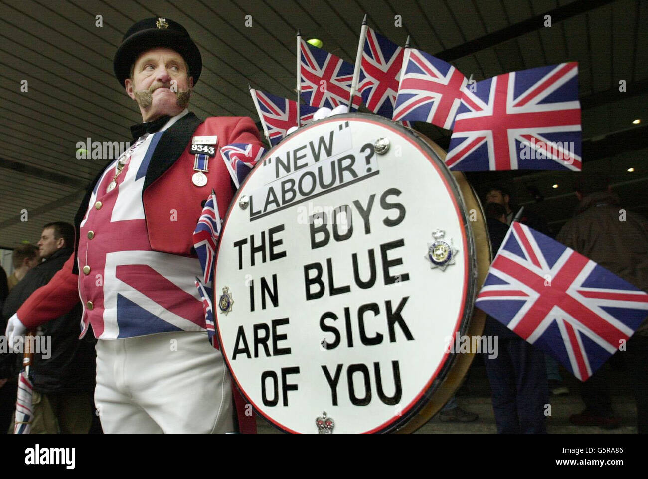 John Bull, un ancien policier, garde un œil sur les procédures dans un lobby de masse à Westminster, Londres, par des policiers protestant contre les salaires et proposant des réformes gouvernementales à la police. Banque D'Images