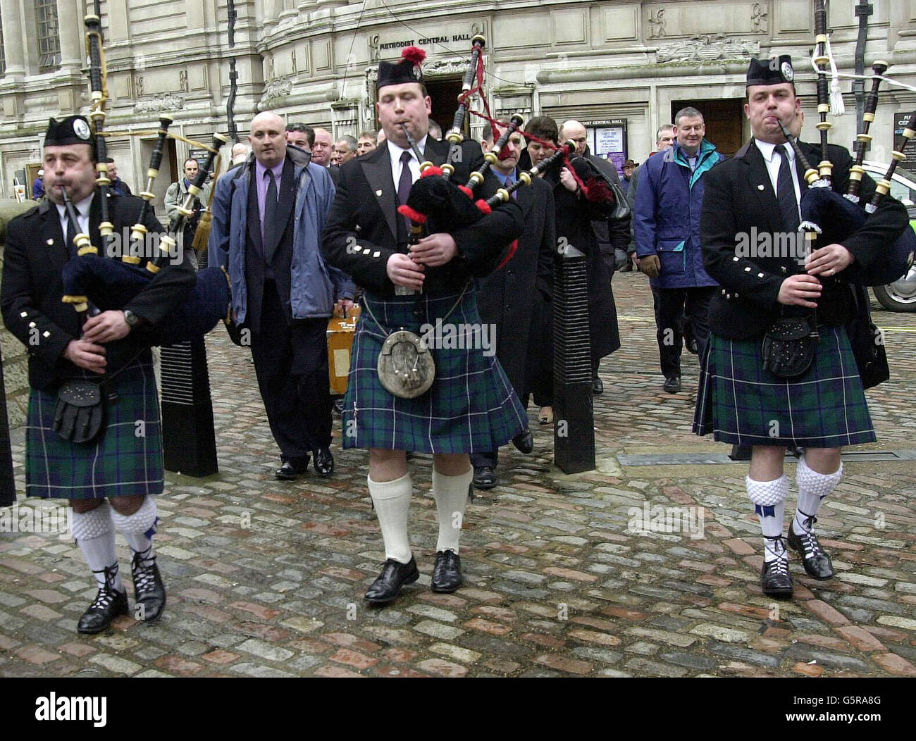 Les policiers écossais des forces de Strathclyde et Dumfries & Galloway sont dirigés par trois cornemuse, Steven Kinvig (à gauche), Callum Watson et Euan Grierson (à droite), jusqu'à un lobby de masse à Westminster (Londres).* ...Les policiers protestent contre les salaires et proposent des réformes gouvernementales à la police. Banque D'Images