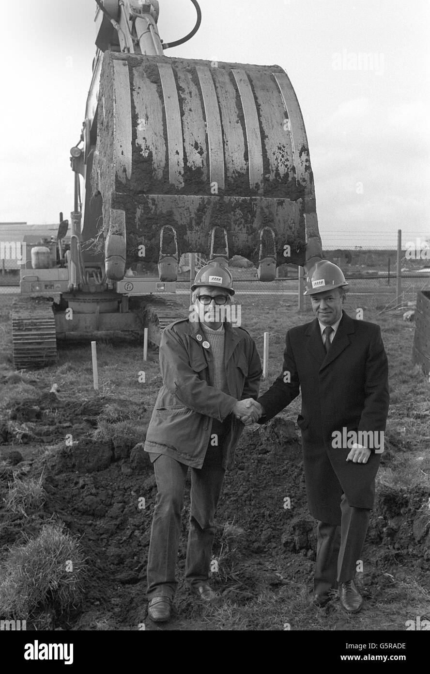 Dave Wetzel, président du comité des transports de GLC (à gauche), et Keith Bright, président des transports de Londres, à Heathrow, au début des travaux sur la boucle de la ligne Piccadilly, destinée à desservir le terminal 4 de l'aéroport. Banque D'Images