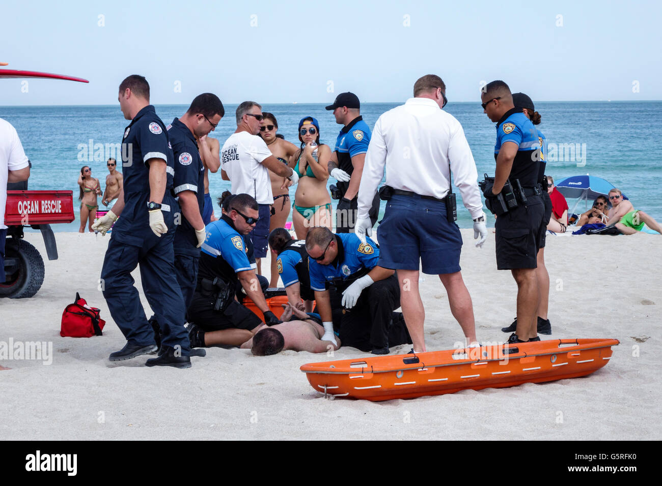 Miami Beach Florida,Océan Atlantique,public,sable,Ocean Rescue,service de police,paramédical,EMT,technicien médical d'urgence,paramédical,arrestation,arrêté,adu Banque D'Images
