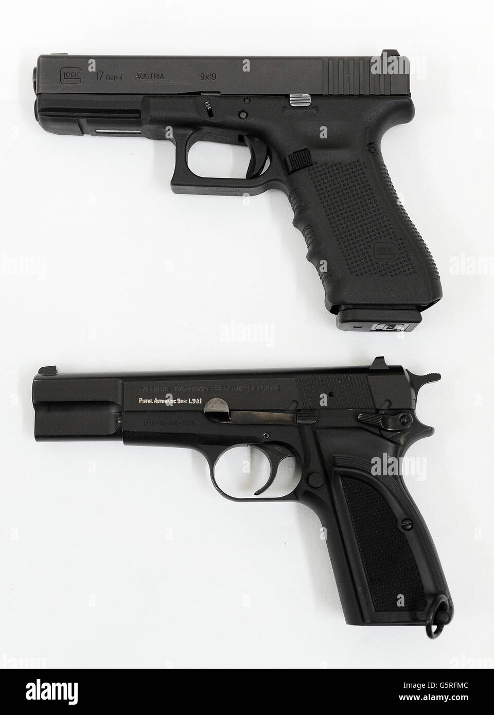 Un pistolet Glock 17 9mm (haut) et son prédécesseur un Browning 9mm à la Woolwich Barracks, dans le sud-est de Londres, comme le personnel des trois services doivent commencer à utiliser les nouvelles pistolets Glock après l'attribution d'un contrat pour remplacer le modèle Browning actuellement utilisé. Banque D'Images