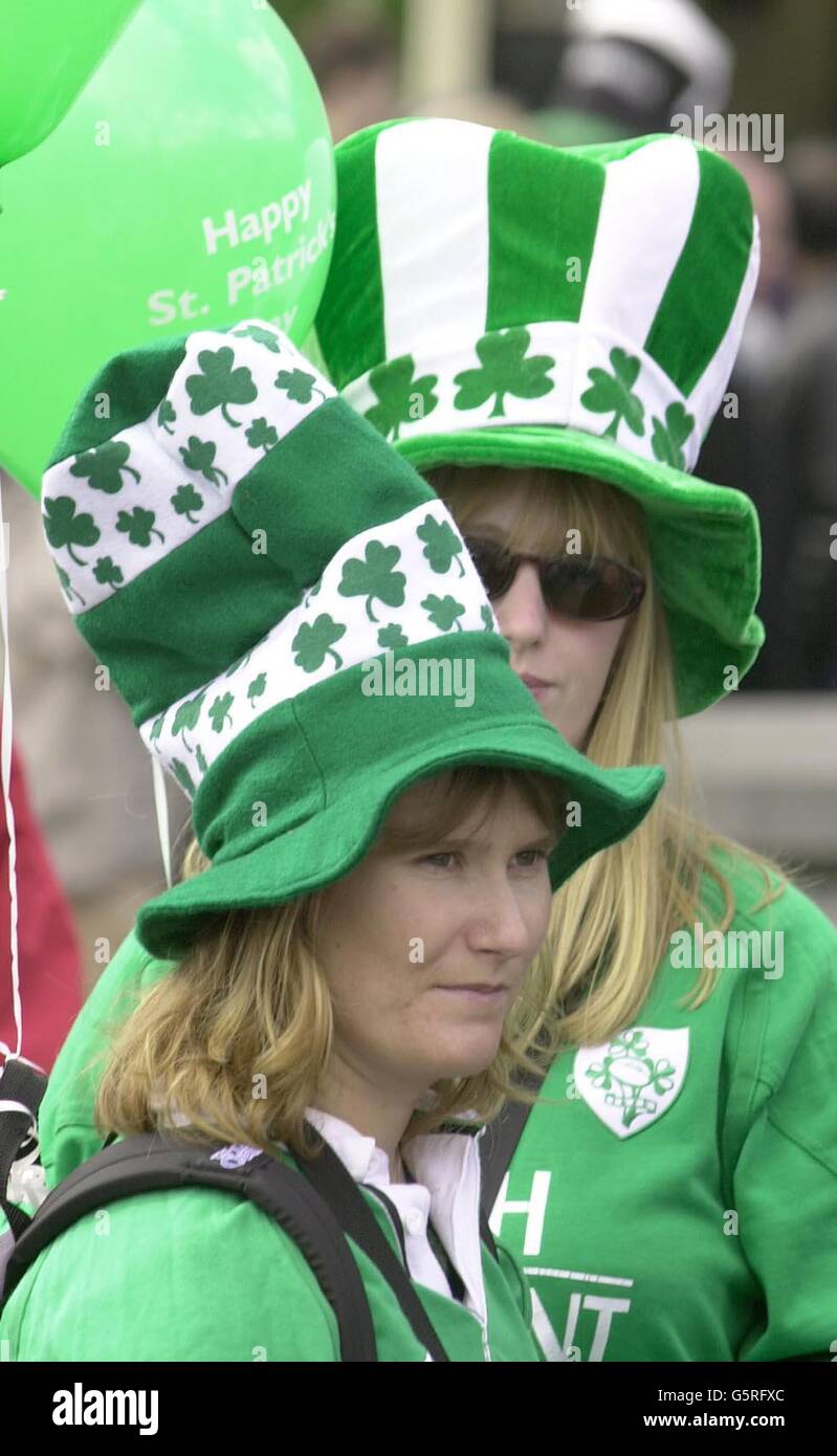 Deux femmes participent aux célébrations de la St Patrick à Trafalgar Square à Londres. 17/03/2004: Des millions d'hommes et de femmes irlandais dans le monde entier ont aujourd'hui fait le toaster du shamrock pour célébrer leur célèbre Saint patron. Le festival d'une semaine de foires aux funestes, de théâtre de rue et de feux d'artifice culminera avec la célèbre parade de la Saint-Patrick de Dublin, que les organisateurs promettent d'être la plus grande à ce jour. Banque D'Images