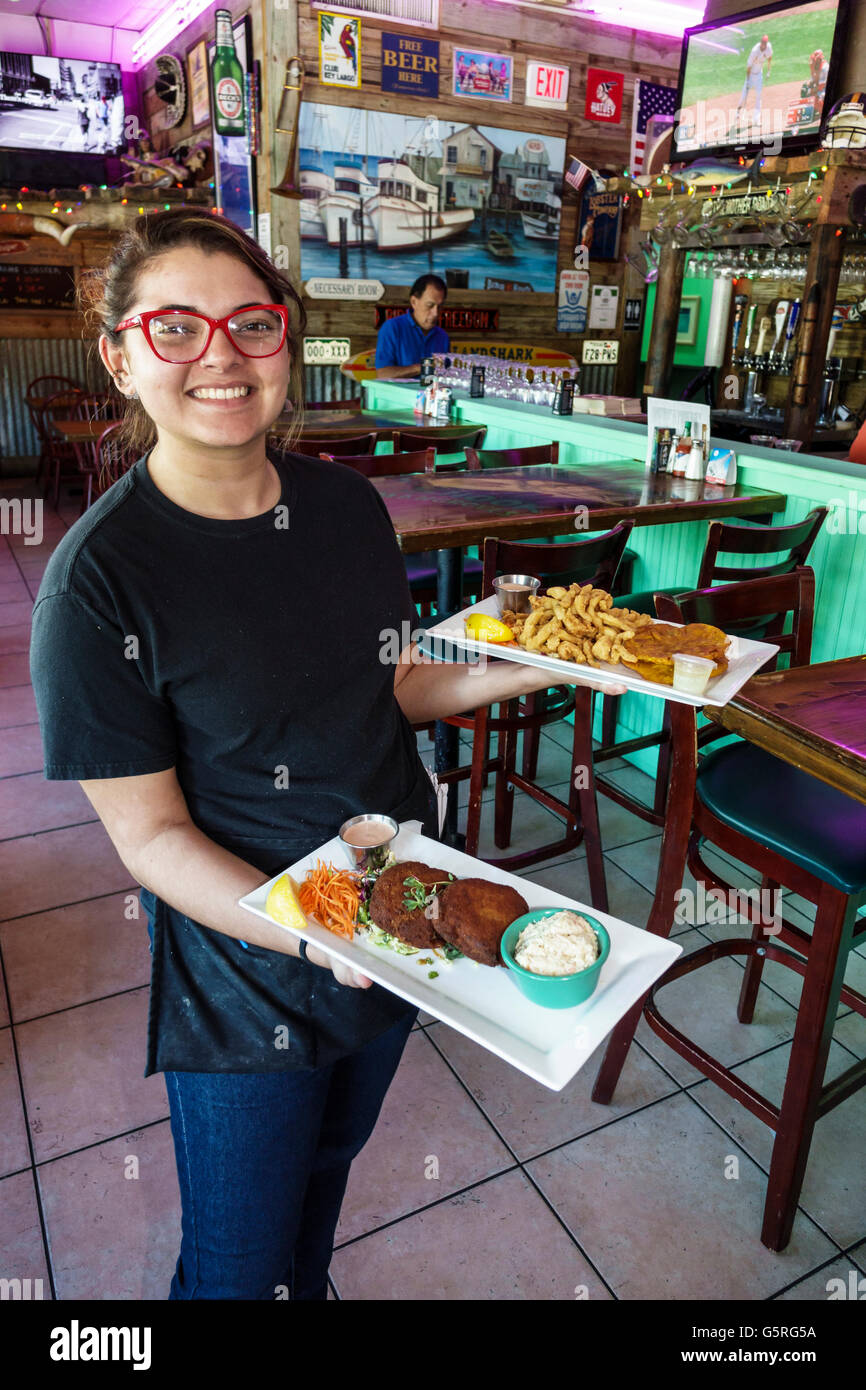 Miami Florida, le Fish House, restaurant restaurants repas café cafés, intérieur, hispanique ethnique adultes, femme femme femmes, serveuse se Banque D'Images