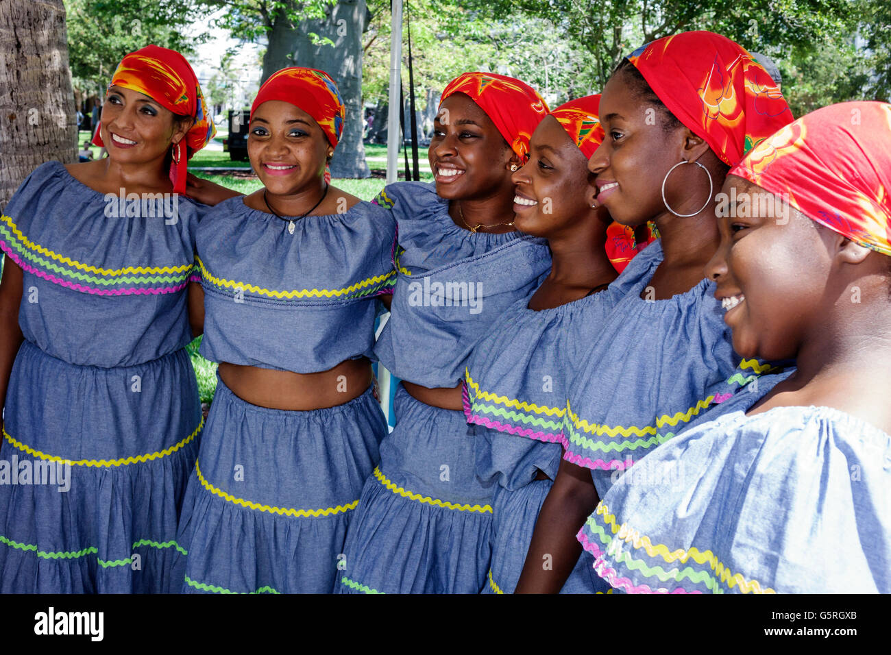 Miami Beach Florida,Haïtien,adultes,femme femme femme femme dame,danseurs, costume,tenue,habillement,habillement,folk,quadrille,robe karabela, traditionnel,per Photo Stock - Alamy