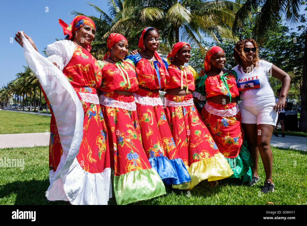 Miami Beach Florida,Haïtien,adultes,femme femmes,danseuses,costume ,tenue,habillement,folk,quadrille,robe karabela,traditionnel,artistes,Noir  Photo Stock - Alamy
